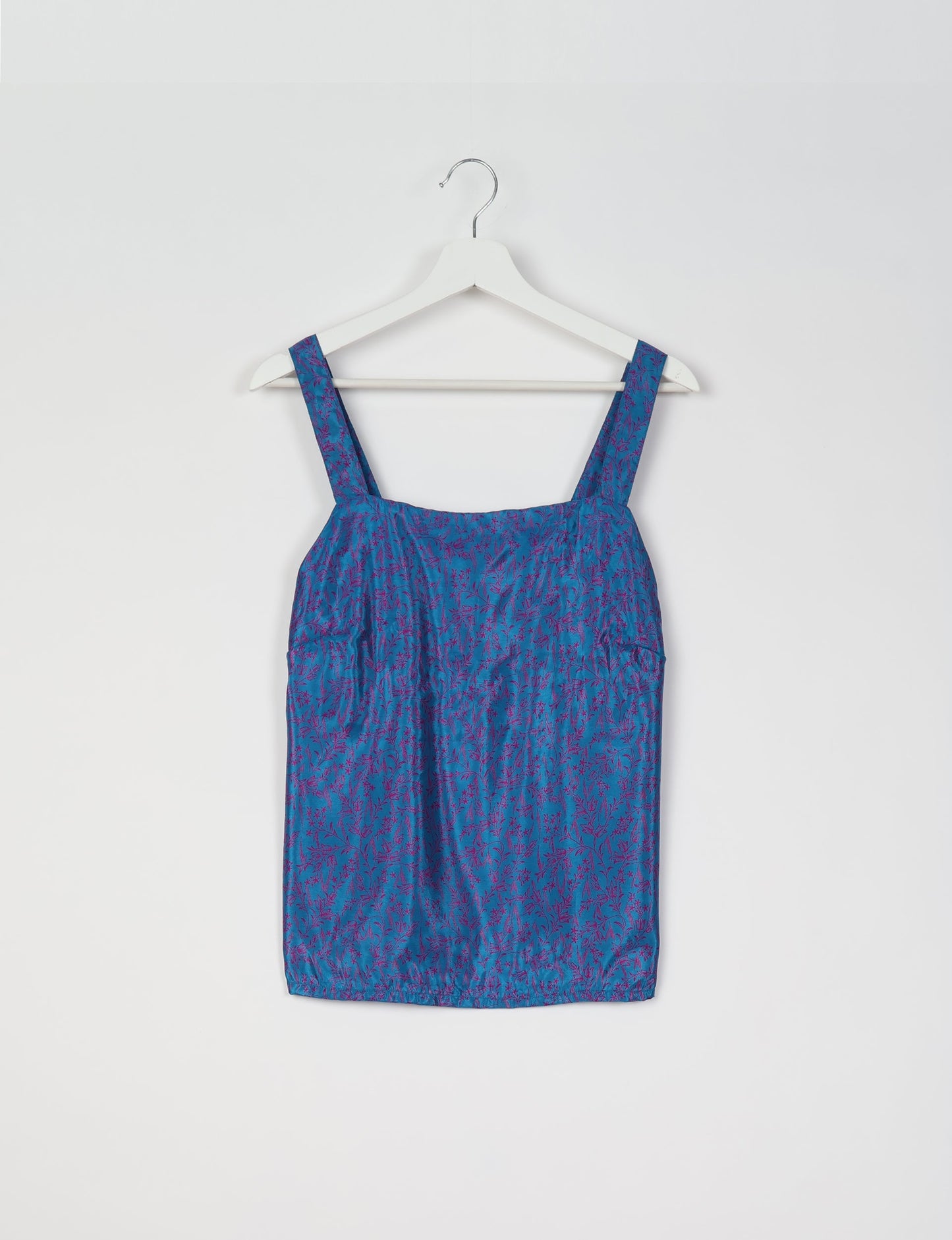 Sustainable strap top with square neckline and adjustable straps. Made from eco-friendly materials for a stylish and conscious wardrobe choice.