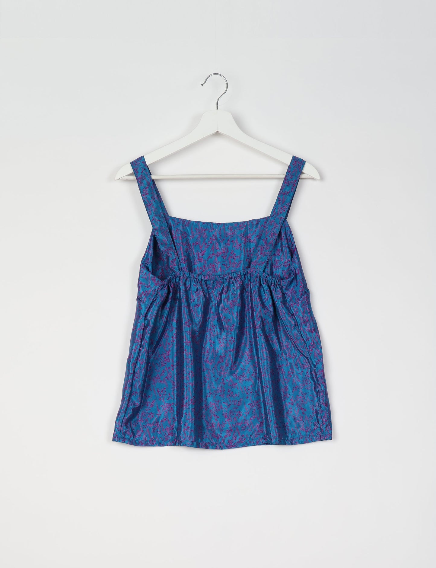 Sustainable strap top with square neckline and adjustable straps. Made from eco-friendly materials for a stylish and conscious wardrobe choice.