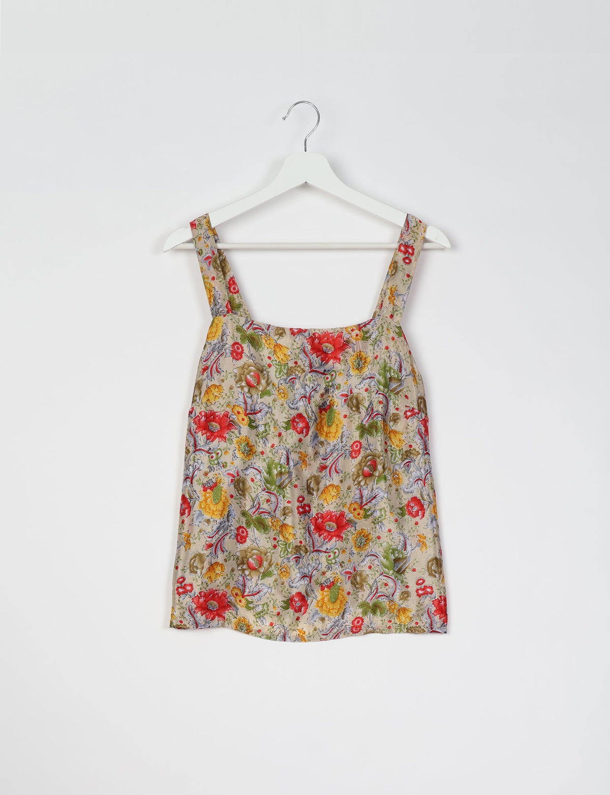 Sustainable strap top with square neckline and adjustable straps. Made from eco-friendly materials for a stylish and conscious wardrobe choice.