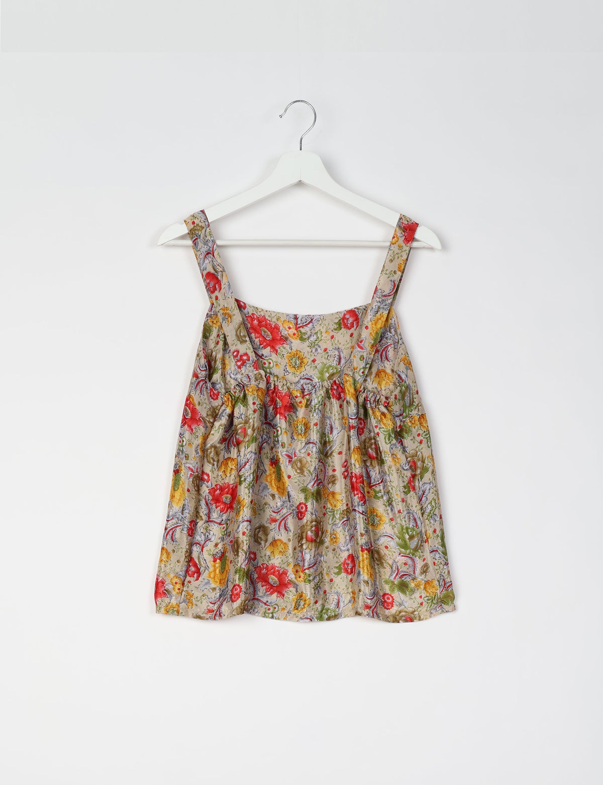 Sustainable strap top with square neckline and adjustable straps. Made from eco-friendly materials for a stylish and conscious wardrobe choice.