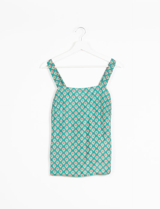 Sustainable strap top with square neckline and adjustable straps. Made from eco-friendly materials for a stylish and conscious wardrobe choice.