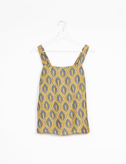 Sustainable strap top with square neckline and adjustable straps. Made from eco-friendly materials for a stylish and conscious wardrobe choice.