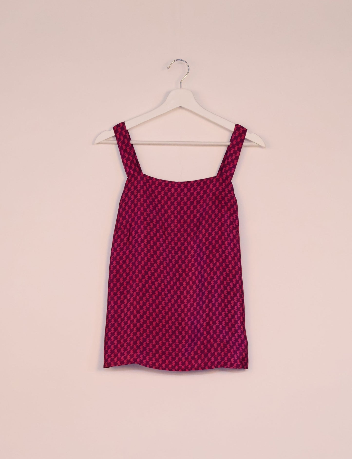 Sustainable strap top with square neckline and adjustable straps. Made from eco-friendly materials for a stylish and conscious wardrobe choice.