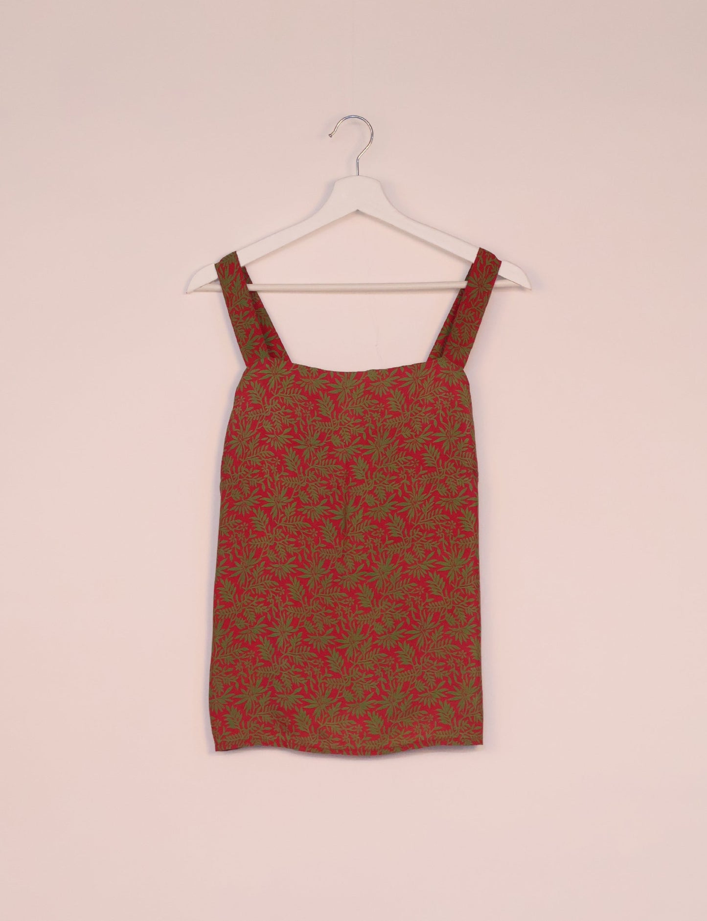 Sustainable strap top with square neckline and adjustable straps. Made from eco-friendly materials for a stylish and conscious wardrobe choice.