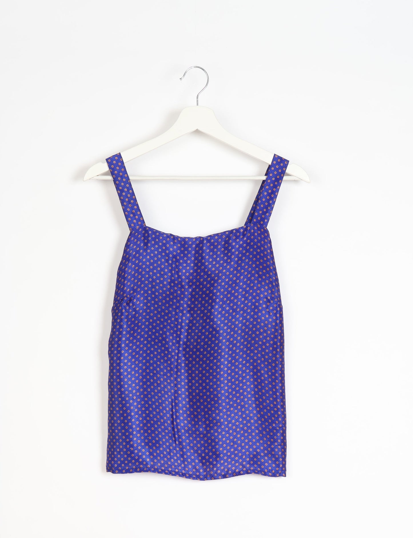 Sustainable strap top with square neckline and adjustable straps. Made from eco-friendly materials for a stylish and conscious wardrobe choice.