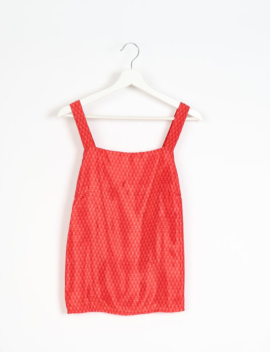 Sustainable strap top with square neckline and adjustable straps. Made from eco-friendly materials for a stylish and conscious wardrobe choice.