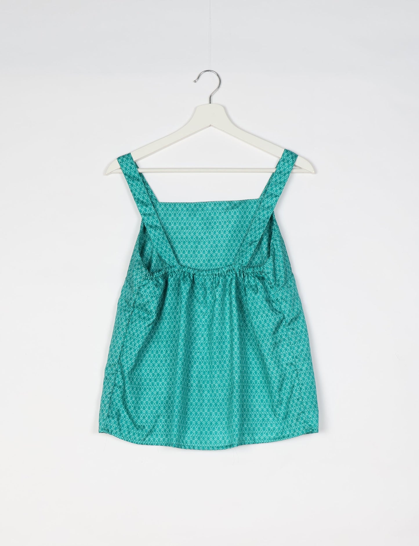 Sustainable strap top with square neckline and adjustable straps. Made from eco-friendly materials for a stylish and conscious wardrobe choice.