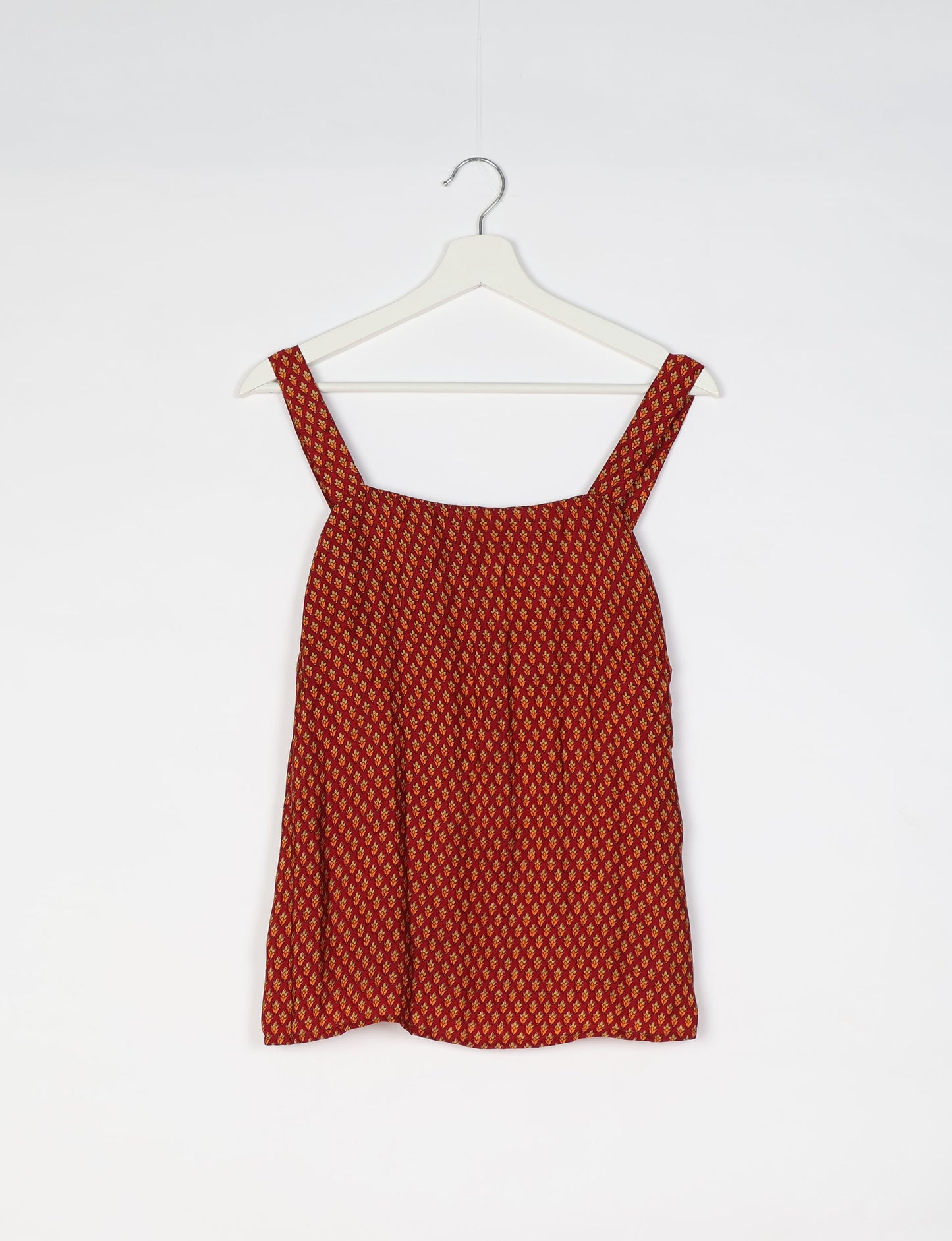 Sustainable strap top with square neckline and adjustable straps. Made from eco-friendly materials for a stylish and conscious wardrobe choice.
