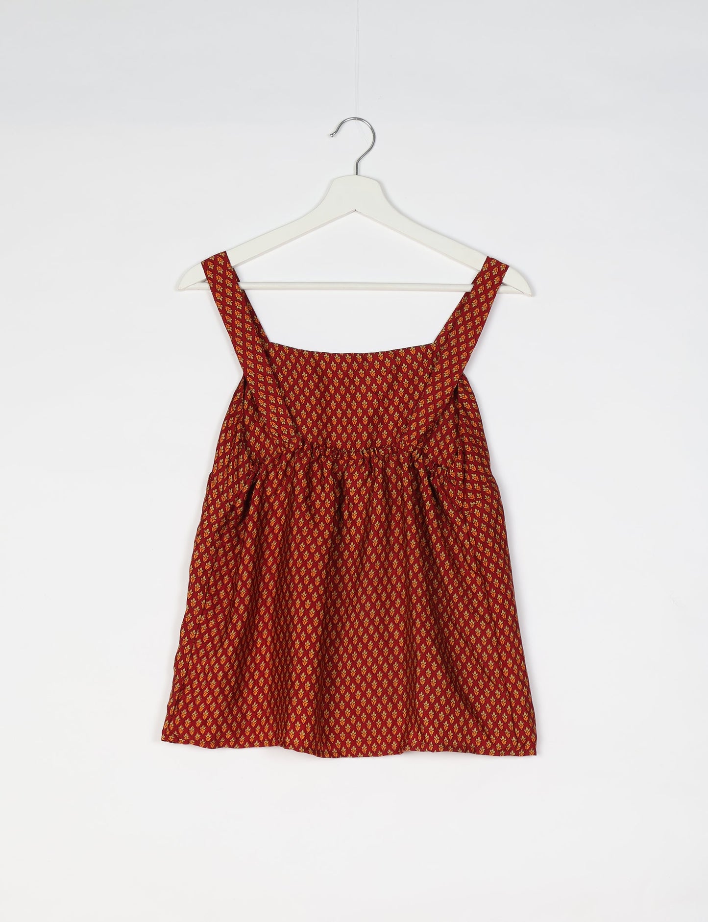 Sustainable strap top with square neckline and adjustable straps. Made from eco-friendly materials for a stylish and conscious wardrobe choice.