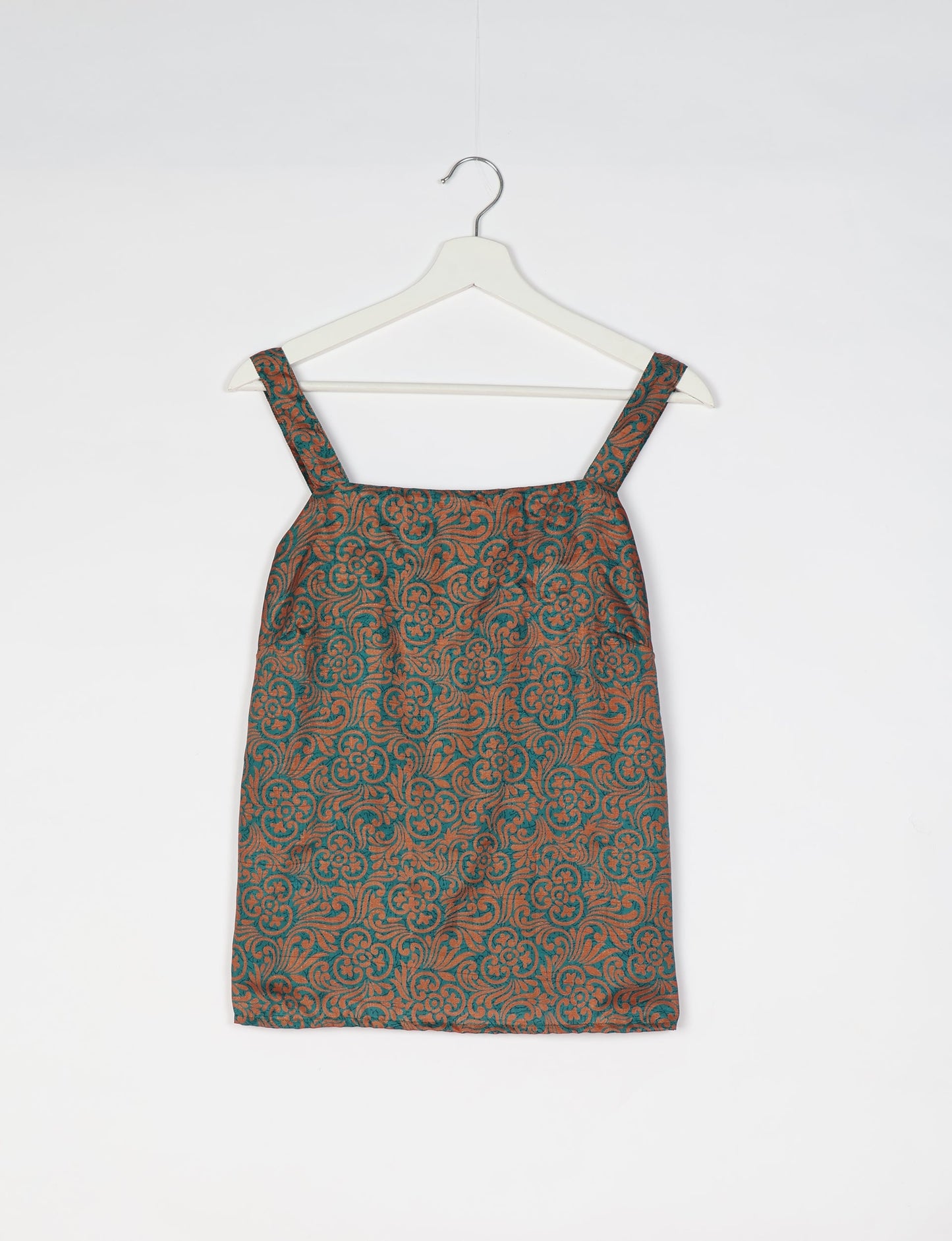 Sustainable strap top with square neckline and adjustable straps. Made from eco-friendly materials for a stylish and conscious wardrobe choice.