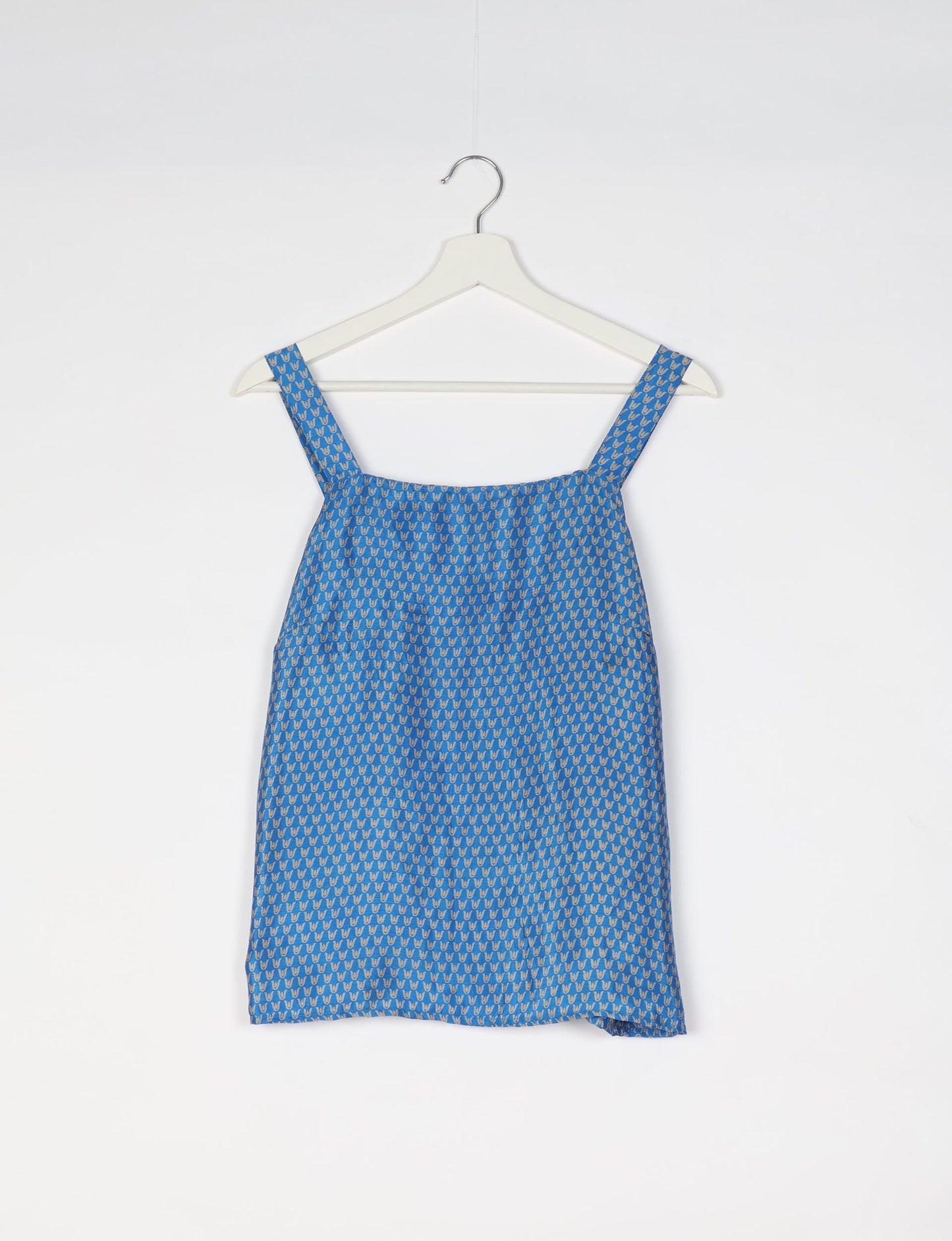 Sustainable strap top with square neckline and adjustable straps. Made from eco-friendly materials for a stylish and conscious wardrobe choice.