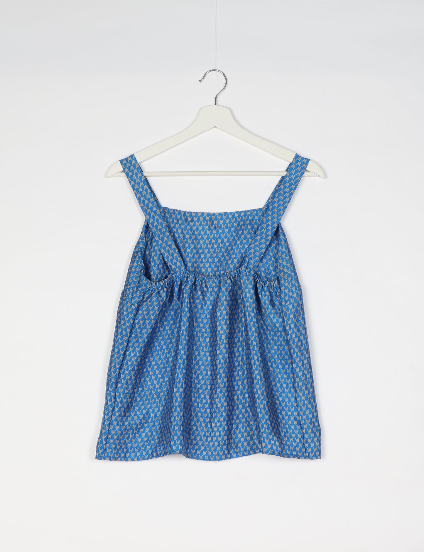 Sustainable strap top with square neckline and adjustable straps. Made from eco-friendly materials for a stylish and conscious wardrobe choice.