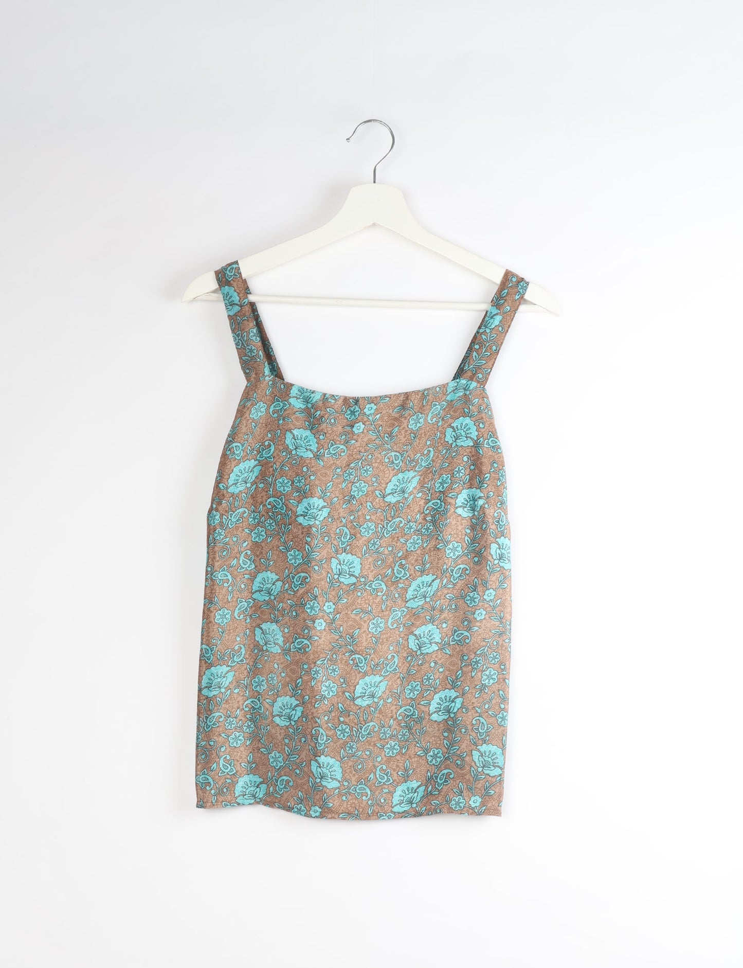 Sustainable strap top with square neckline and adjustable straps. Made from eco-friendly materials for a stylish and conscious wardrobe choice.