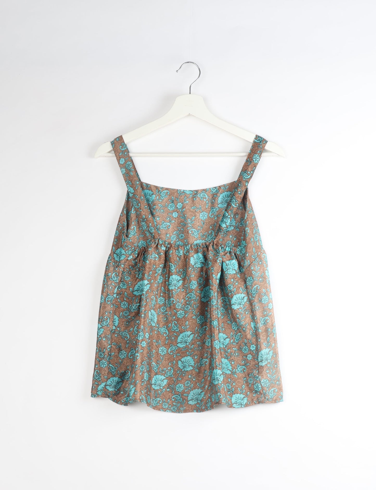 Sustainable strap top with square neckline and adjustable straps. Made from eco-friendly materials for a stylish and conscious wardrobe choice.