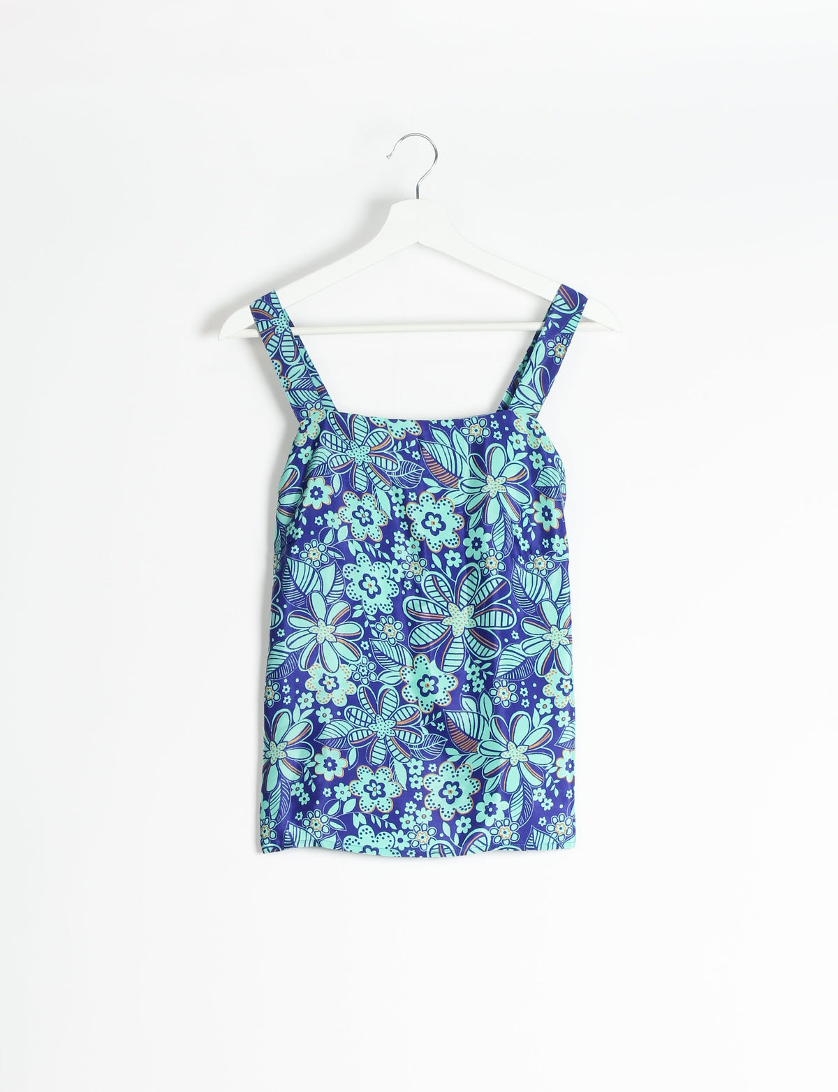 Sustainable strap top with square neckline and adjustable straps. Made from eco-friendly materials for a stylish and conscious wardrobe choice.