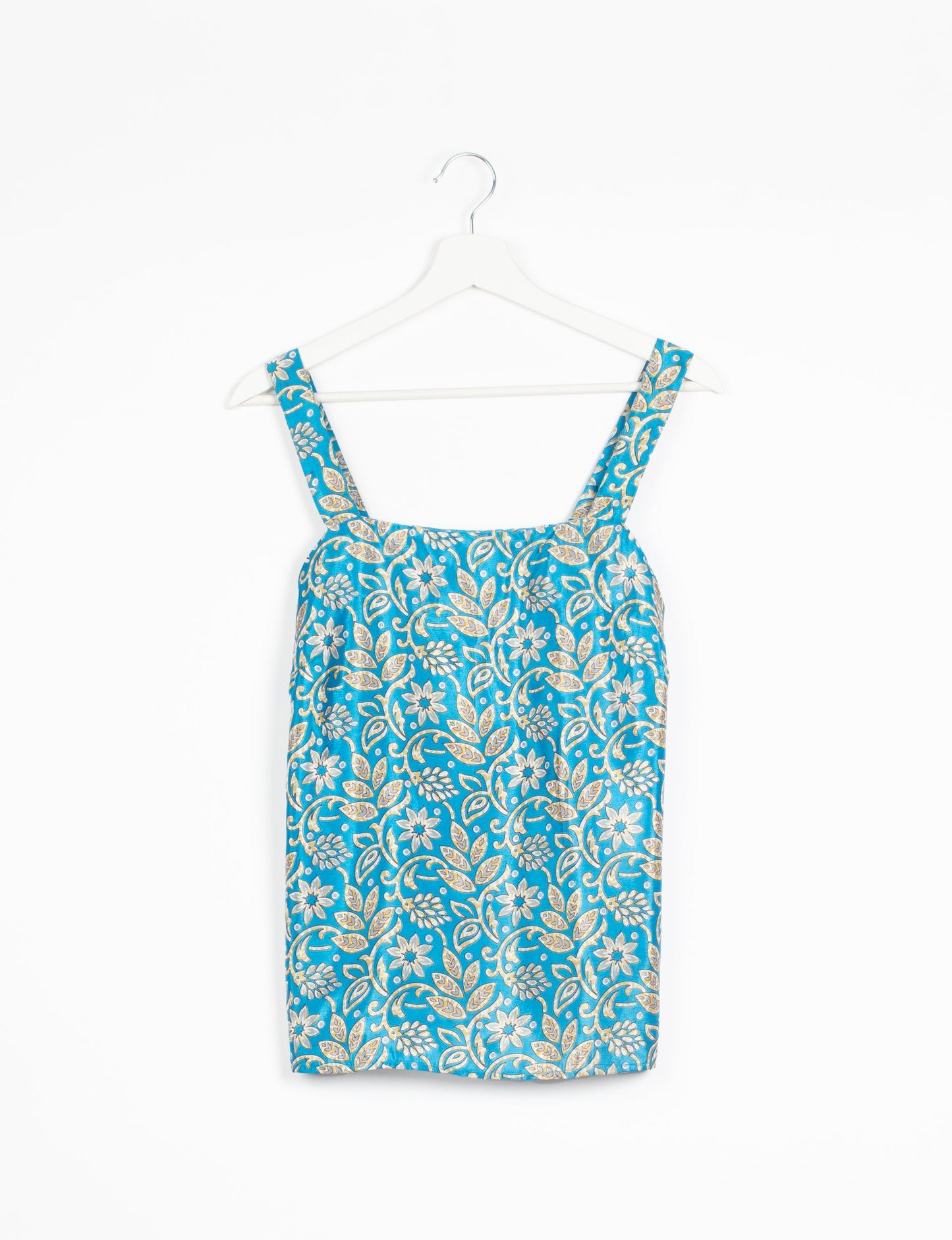 Sustainable strap top with square neckline and adjustable straps. Made from eco-friendly materials for a stylish and conscious wardrobe choice.