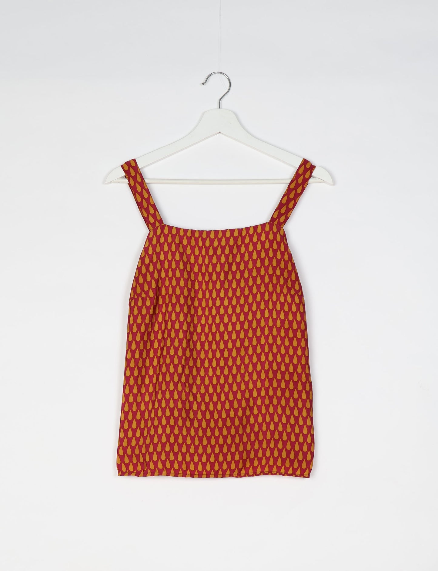Sustainable strap top with square neckline and adjustable straps. Made from eco-friendly materials for a stylish and conscious wardrobe choice.