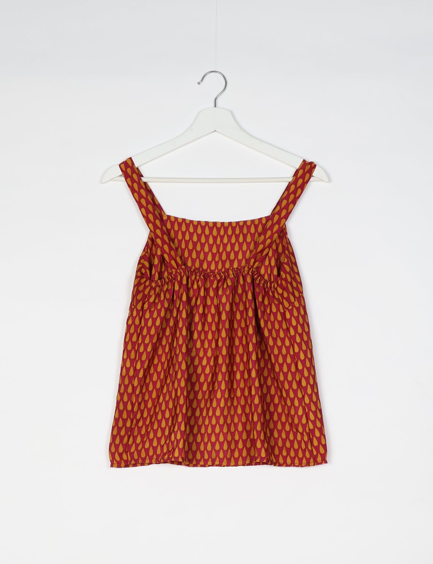 Sustainable strap top with square neckline and adjustable straps. Made from eco-friendly materials for a stylish and conscious wardrobe choice.