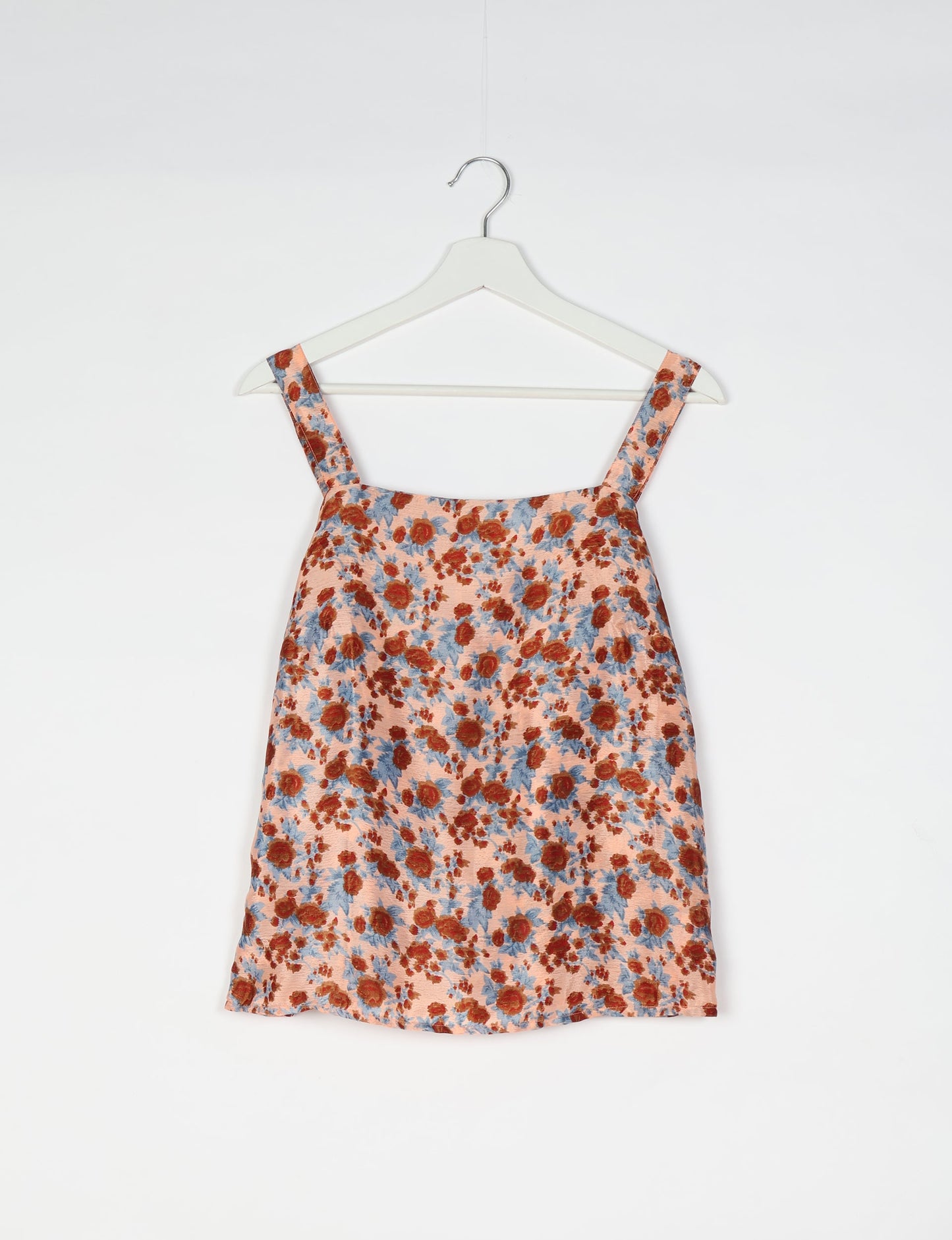 Sustainable strap top with square neckline and adjustable straps. Made from eco-friendly materials for a stylish and conscious wardrobe choice.