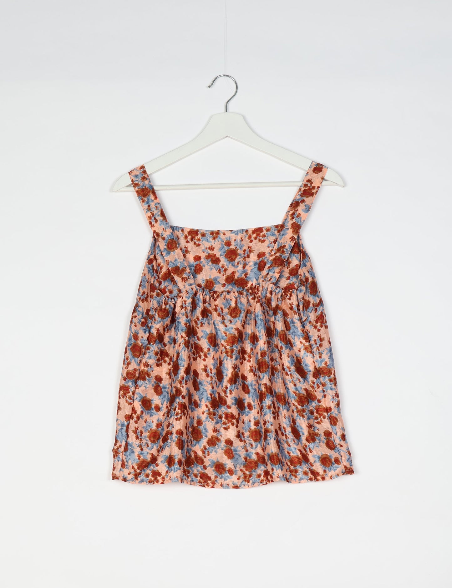 Sustainable strap top with square neckline and adjustable straps. Made from eco-friendly materials for a stylish and conscious wardrobe choice.