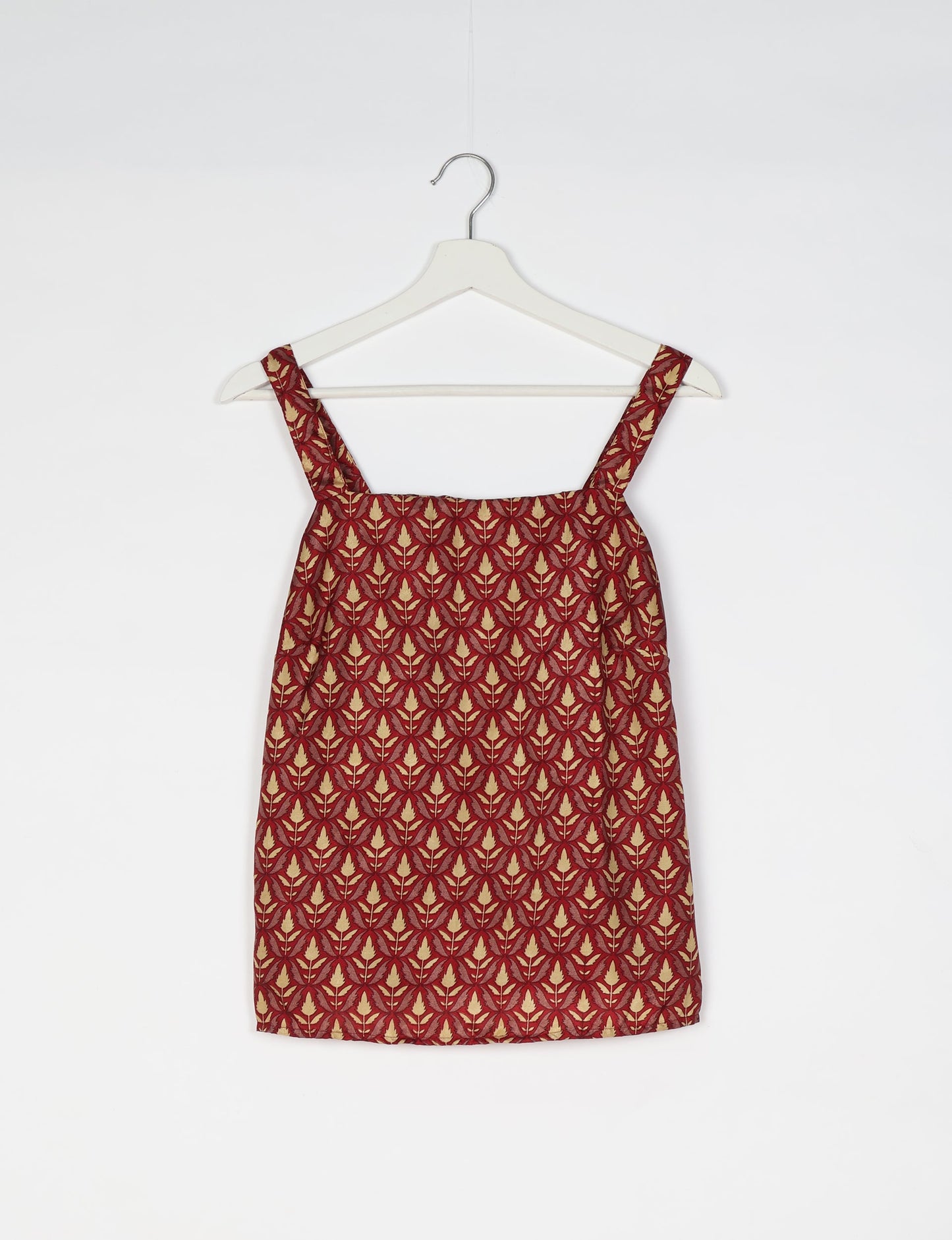 Sustainable strap top with square neckline and adjustable straps. Made from eco-friendly materials for a stylish and conscious wardrobe choice.