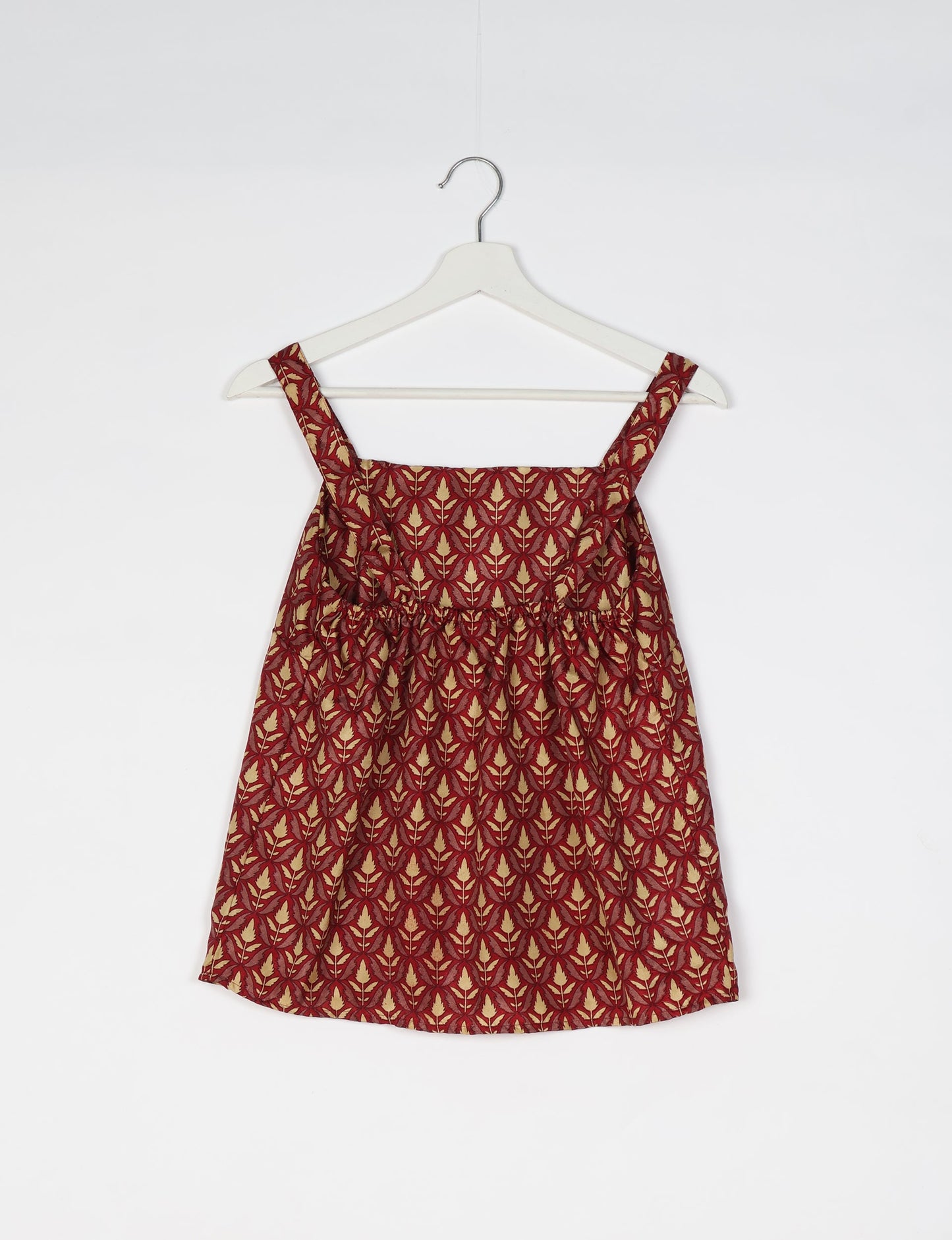 Sustainable strap top with square neckline and adjustable straps. Made from eco-friendly materials for a stylish and conscious wardrobe choice.