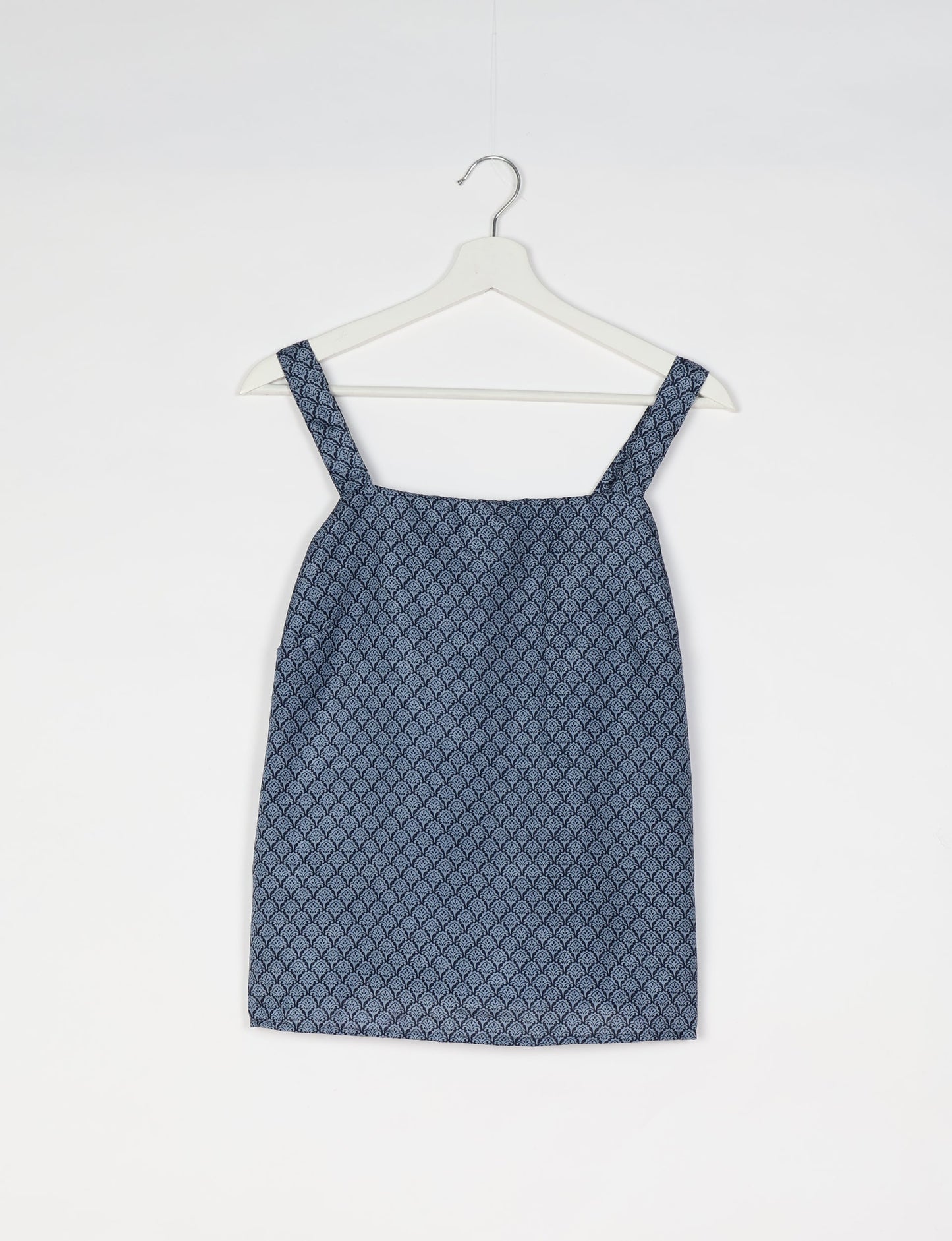 Sustainable strap top with square neckline and adjustable straps. Made from eco-friendly materials for a stylish and conscious wardrobe choice.