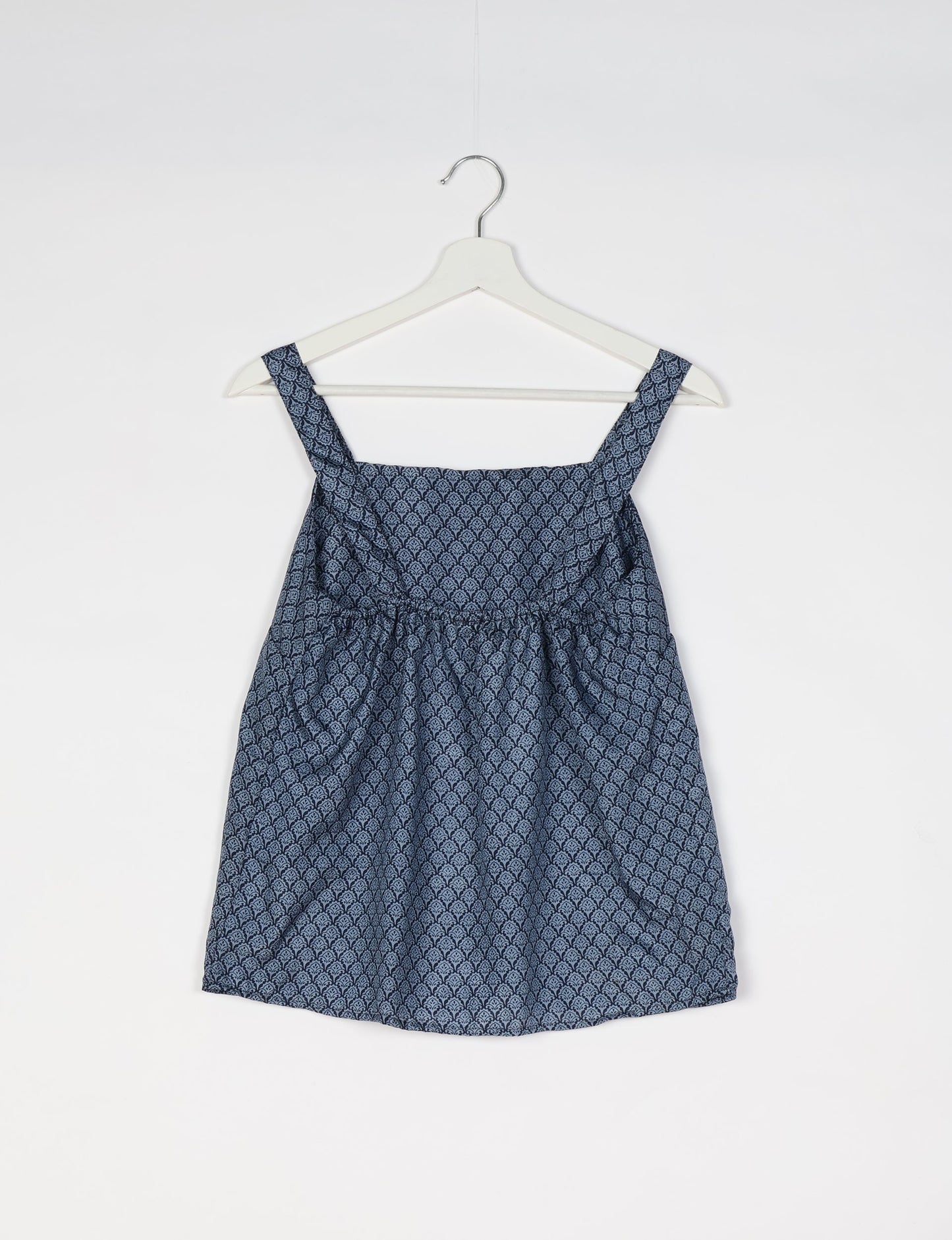 Sustainable strap top with square neckline and adjustable straps. Made from eco-friendly materials for a stylish and conscious wardrobe choice.