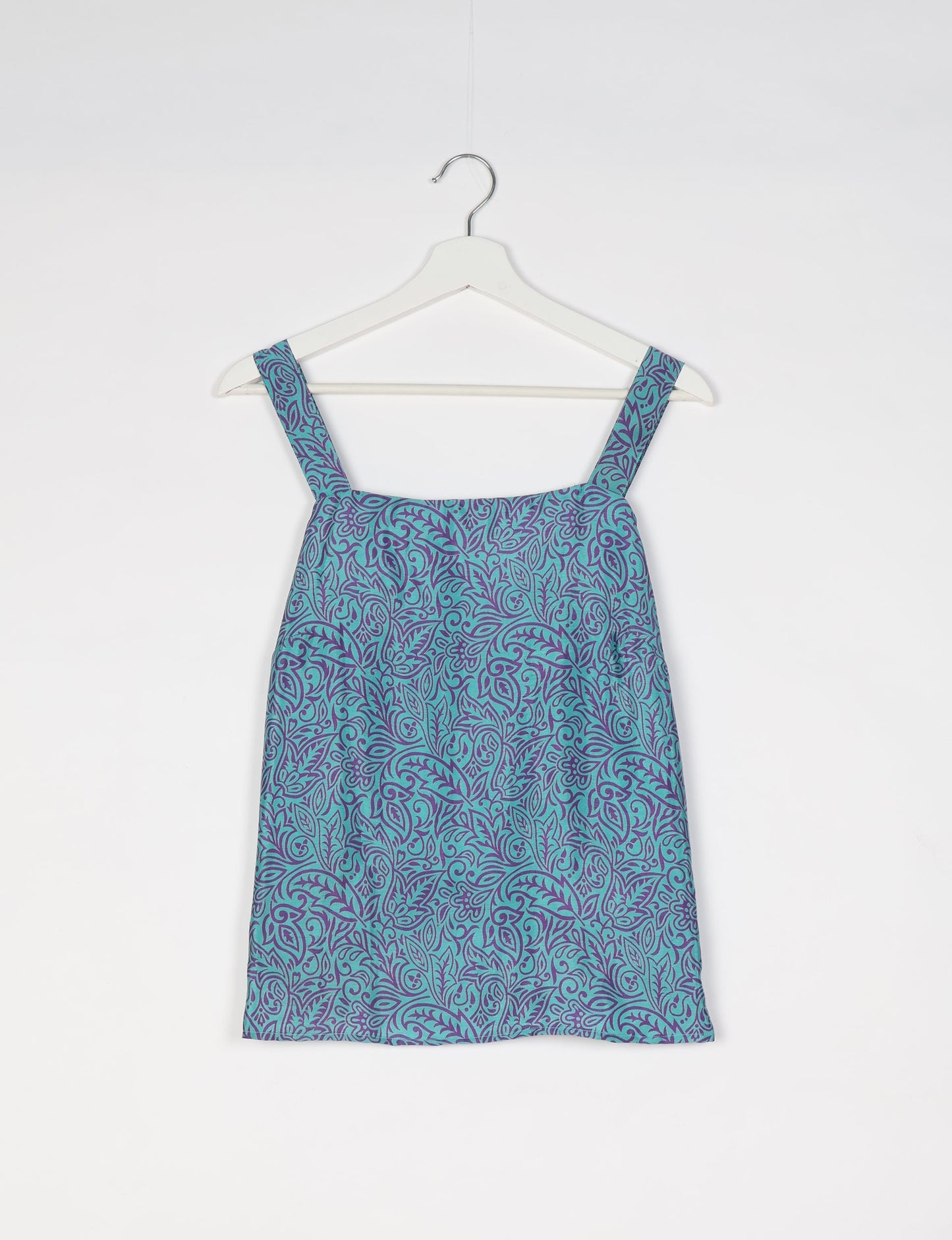 Sustainable strap top with square neckline and adjustable straps. Made from eco-friendly materials for a stylish and conscious wardrobe choice.