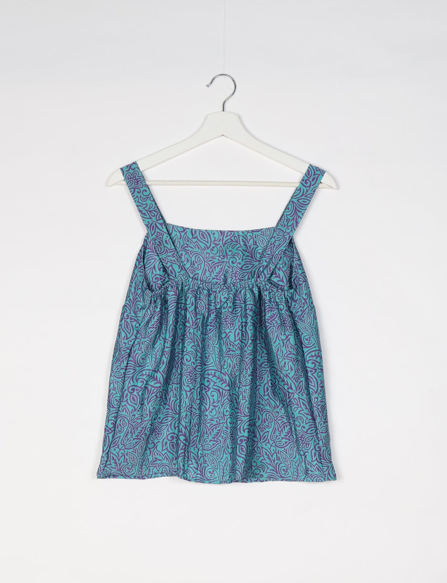 Sustainable strap top with square neckline and adjustable straps. Made from eco-friendly materials for a stylish and conscious wardrobe choice.