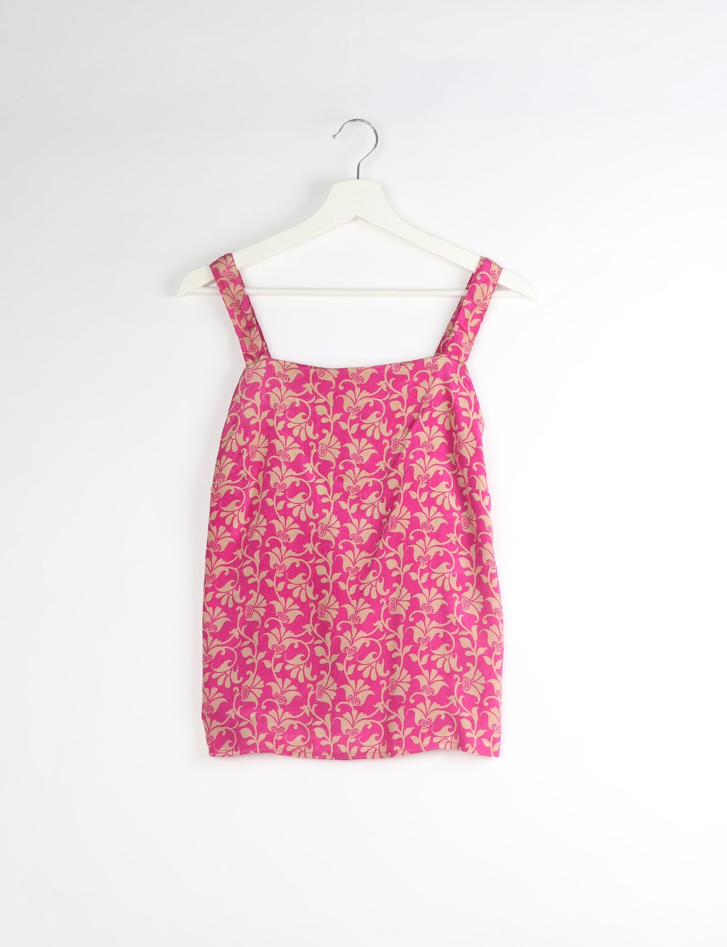 Sustainable strap top with square neckline and adjustable straps. Made from eco-friendly materials for a stylish and conscious wardrobe choice.