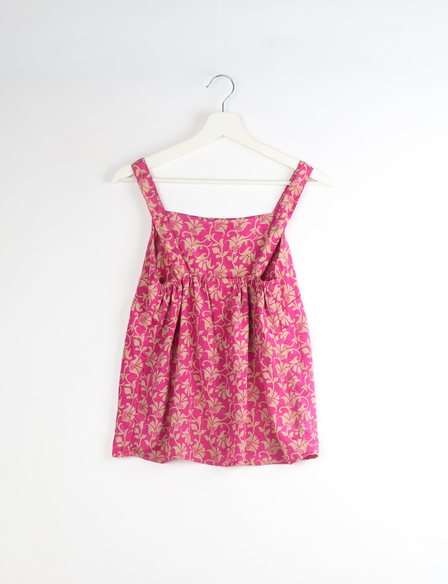 Sustainable strap top with square neckline and adjustable straps. Made from eco-friendly materials for a stylish and conscious wardrobe choice.