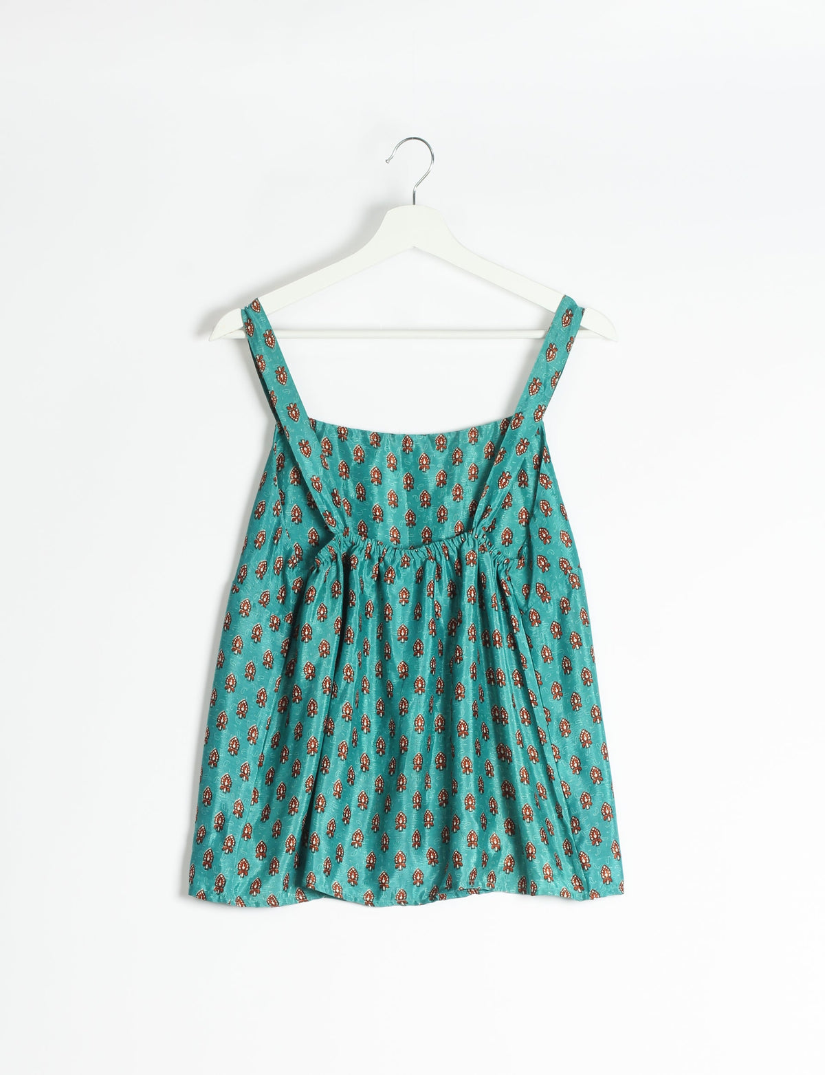 Sustainable strap top with square neckline and adjustable straps. Made from eco-friendly materials for a stylish and conscious wardrobe choice.