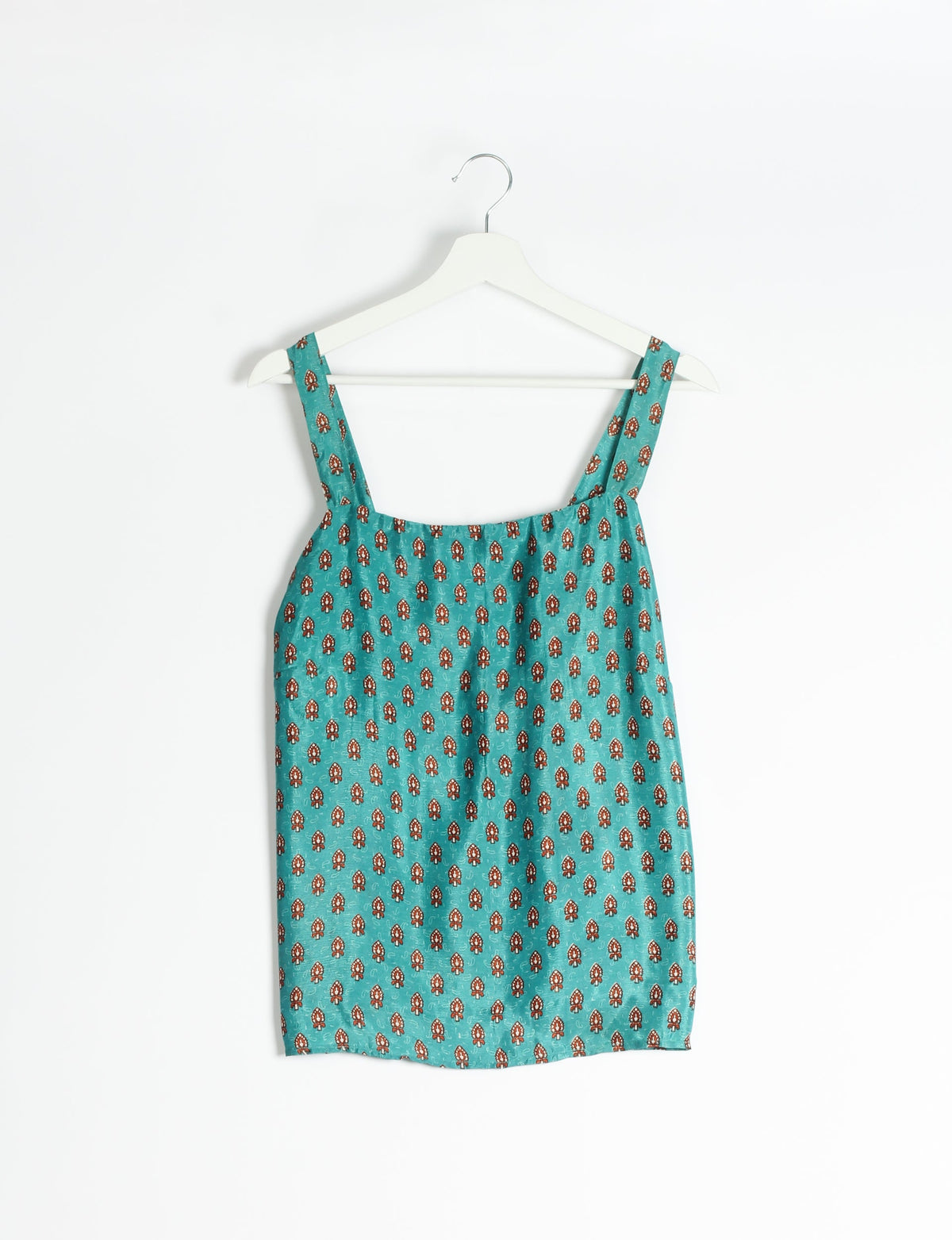 Sustainable strap top with square neckline and adjustable straps. Made from eco-friendly materials for a stylish and conscious wardrobe choice.