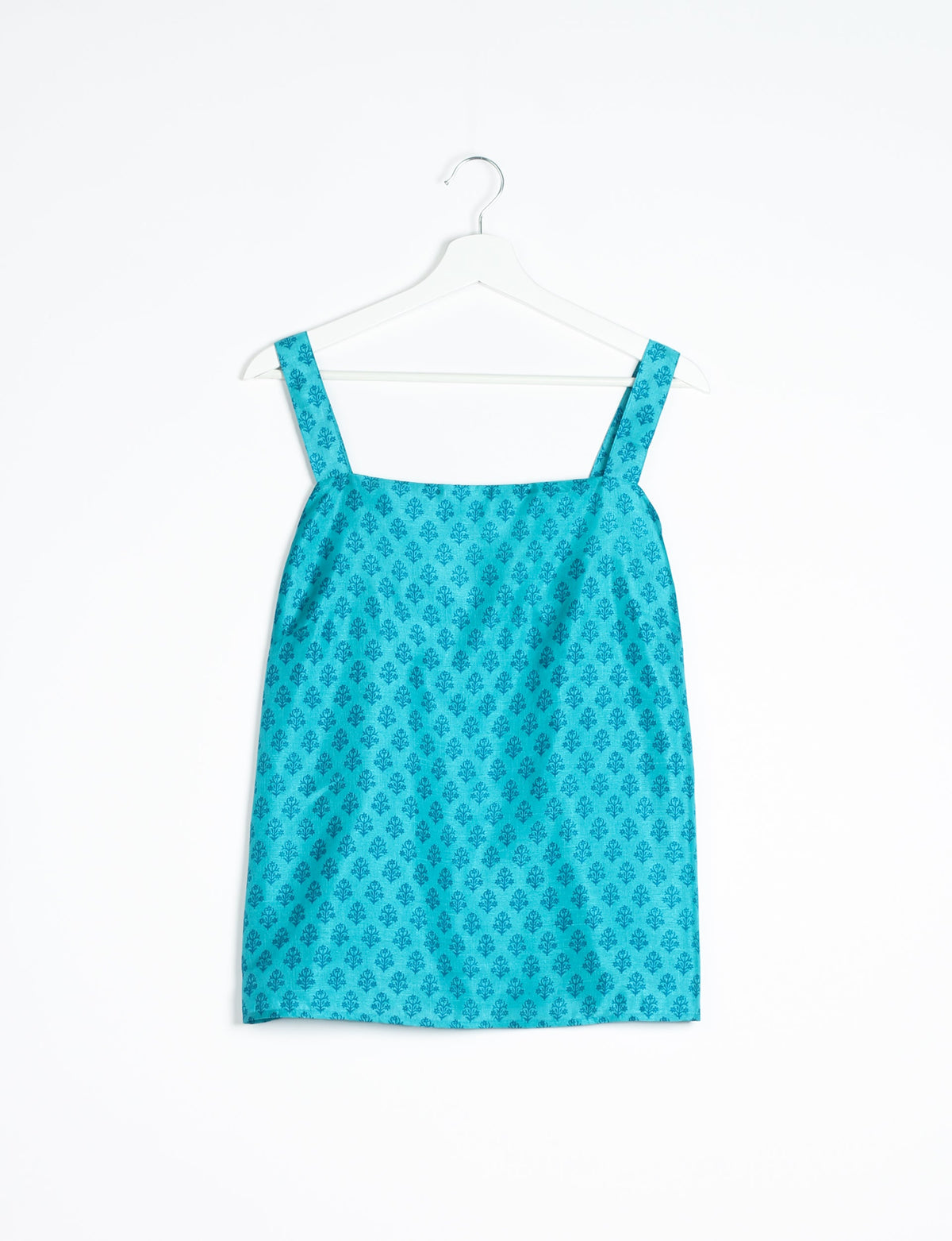 Sustainable strap top with square neckline and adjustable straps. Made from eco-friendly materials for a stylish and conscious wardrobe choice.