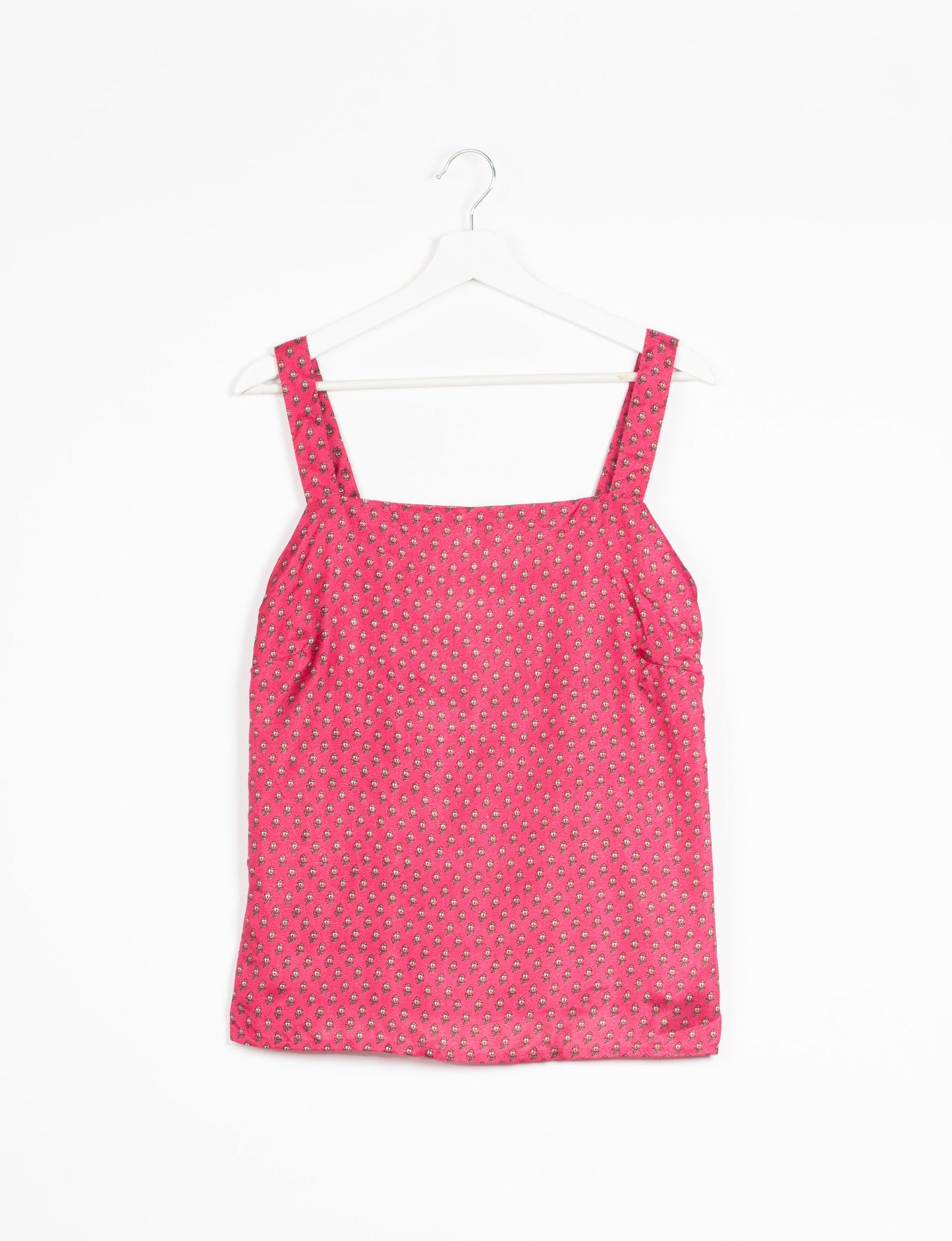 Sustainable strap top with square neckline and adjustable straps. Made from eco-friendly materials for a stylish and conscious wardrobe choice.