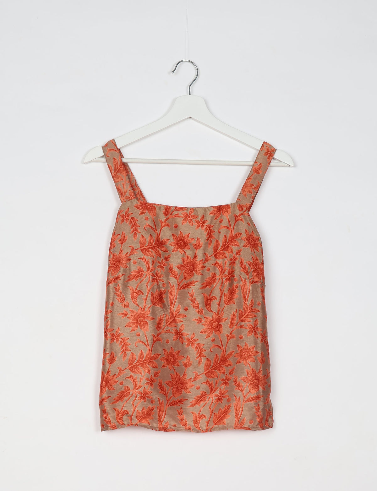 Sustainable strap top with square neckline and adjustable straps. Made from eco-friendly materials for a stylish and conscious wardrobe choice.