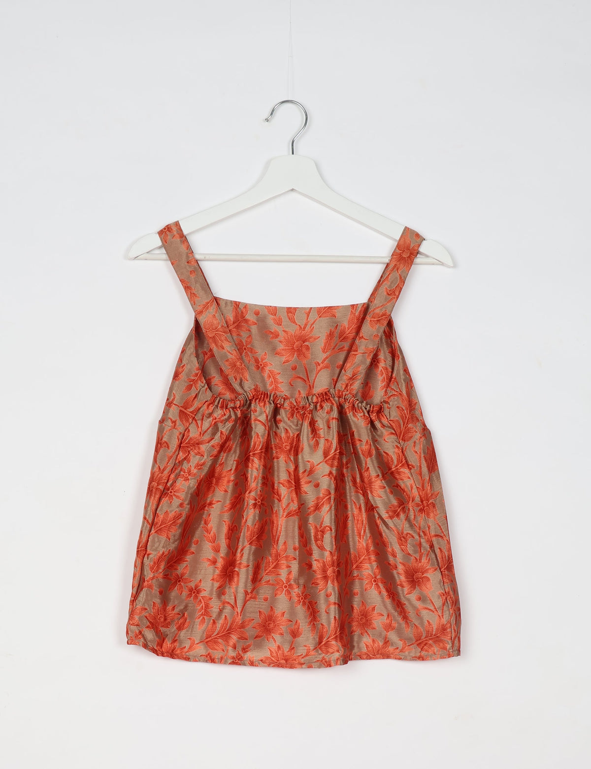 Sustainable strap top with square neckline and adjustable straps. Made from eco-friendly materials for a stylish and conscious wardrobe choice.