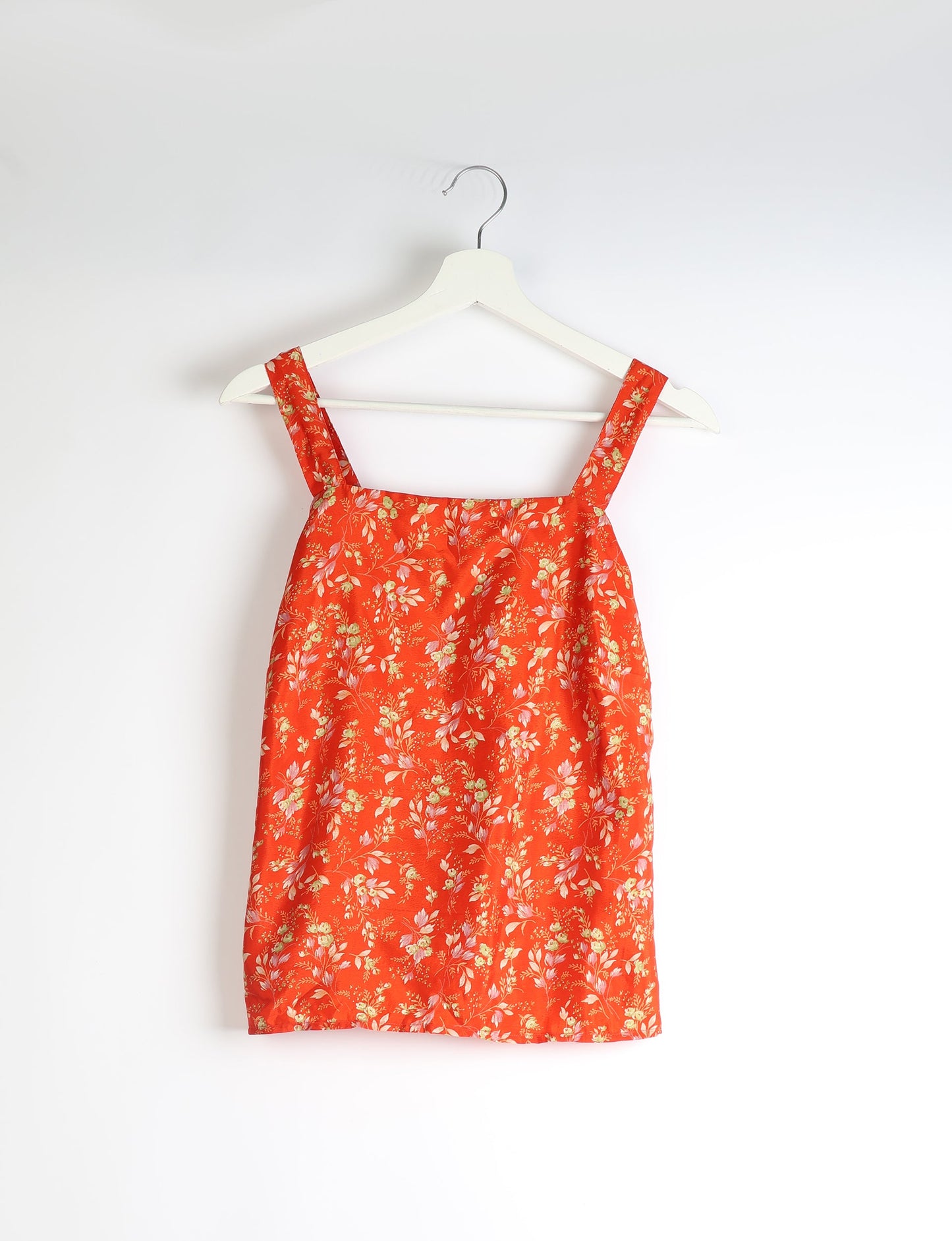 Sustainable strap top with square neckline and adjustable straps. Made from eco-friendly materials for a stylish and conscious wardrobe choice.