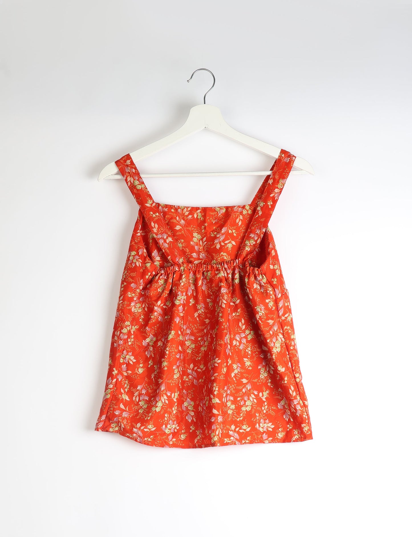 Sustainable strap top with square neckline and adjustable straps. Made from eco-friendly materials for a stylish and conscious wardrobe choice.