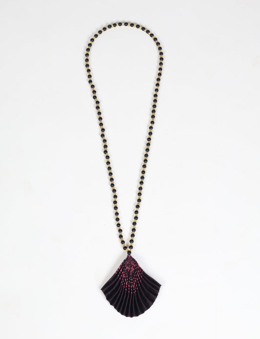 Dive into sustainable fashion with our PLEATED NECKLACE, a creation by talented female artisans in Mumbai. The pleated fan pendant, made from upcycled saris, hangs on a colorful necklace crafted from glass beads, embellished with sparkling glass crystals. An ethical, green fashion statement for conscious styling.