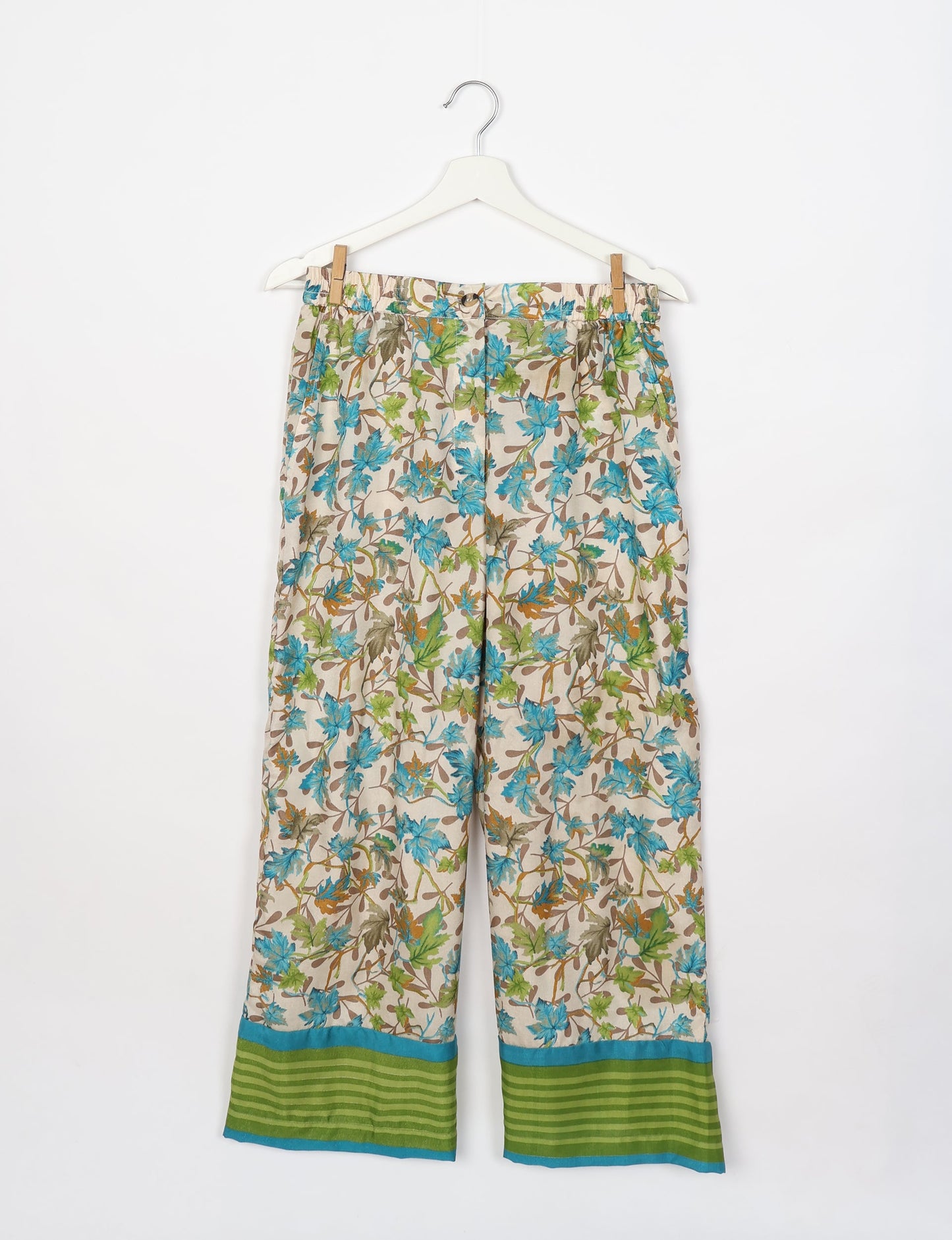 Comfortable and stylish lounge set crafted with care, representing eco clothing, carbon neutral clothing, and repurposed clothing. A co-ord set aligned with conscious clothing, upcycled women’s clothing, and the spirit of the fashion revolution.