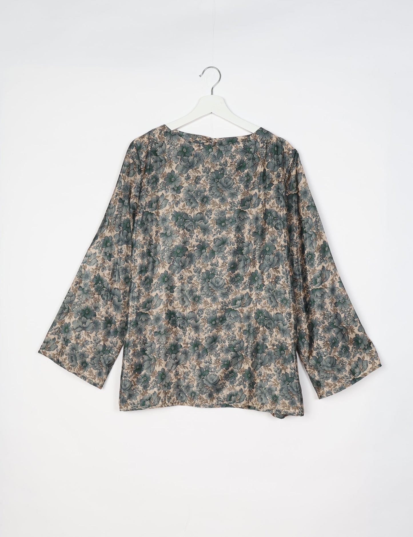 Comfortable and stylish lounge set crafted with care, representing eco clothing, carbon neutral clothing, and repurposed clothing. A co-ord set aligned with conscious clothing, upcycled women’s clothing, and the spirit of the fashion revolution.