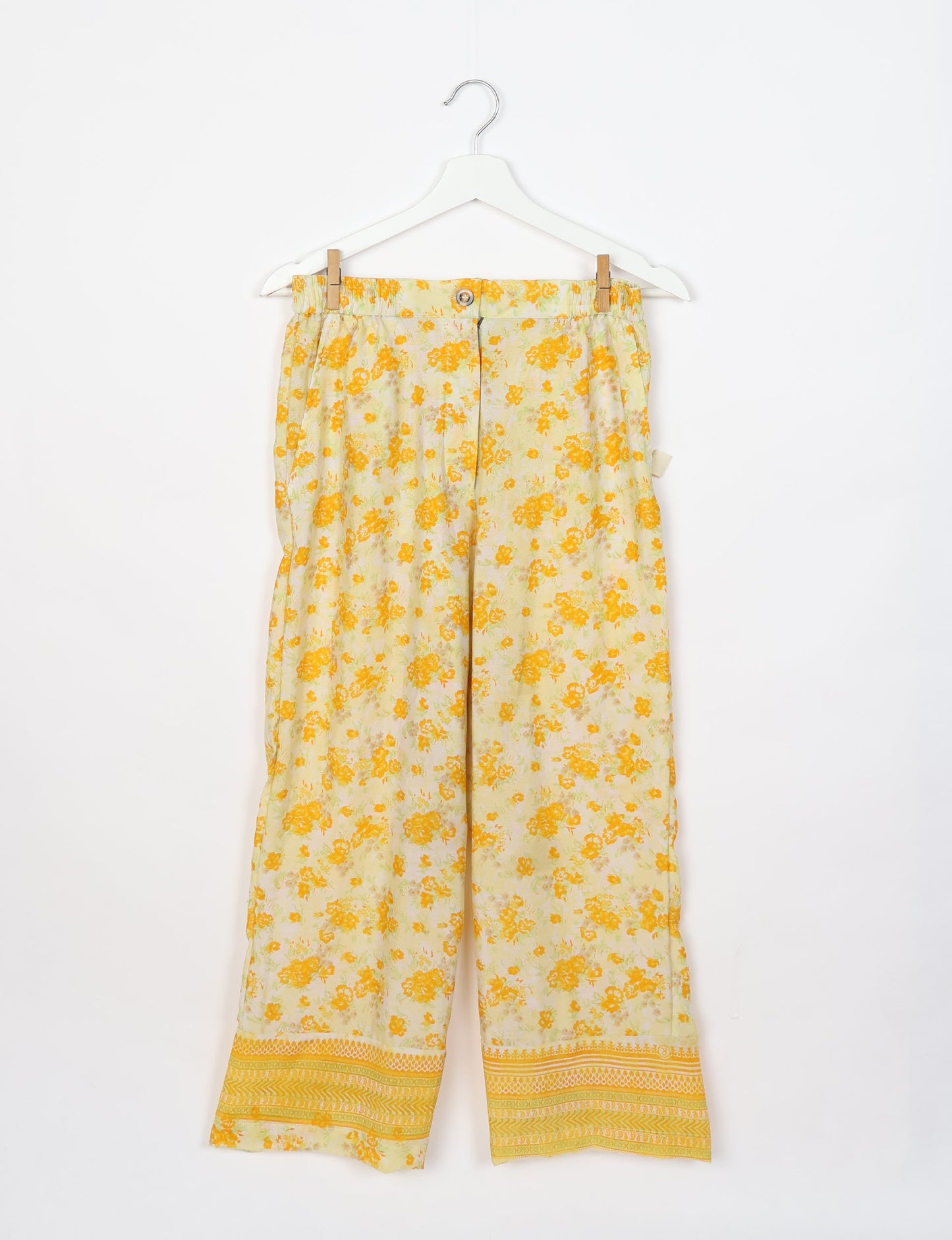 Comfortable and stylish lounge set crafted with care, representing eco clothing, carbon neutral clothing, and repurposed clothing. A co-ord set aligned with conscious clothing, upcycled women’s clothing, and the spirit of the fashion revolution.