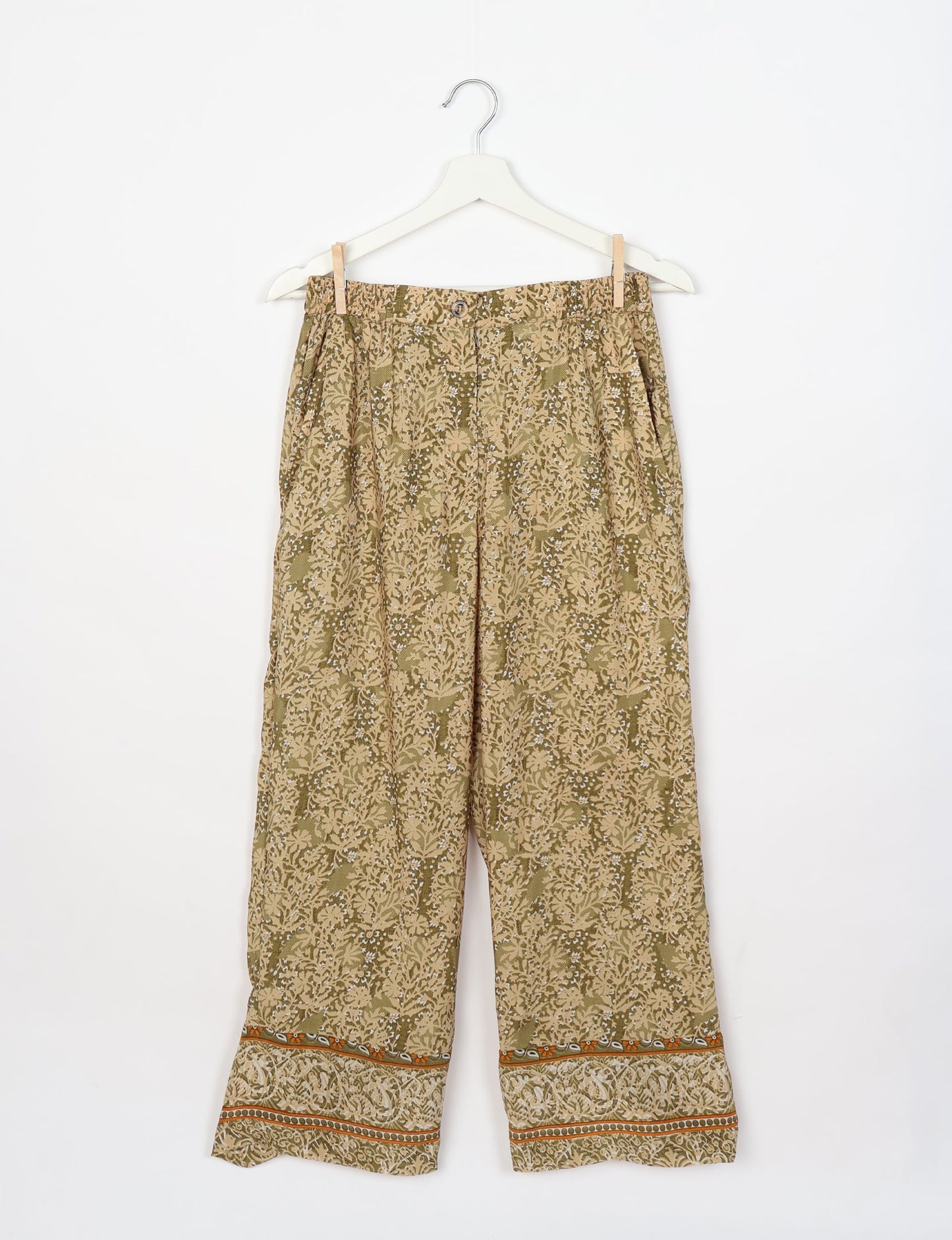 Comfortable and stylish lounge set crafted with care, representing eco clothing, carbon neutral clothing, and repurposed clothing. A co-ord set aligned with conscious clothing, upcycled women’s clothing, and the spirit of the fashion revolution.