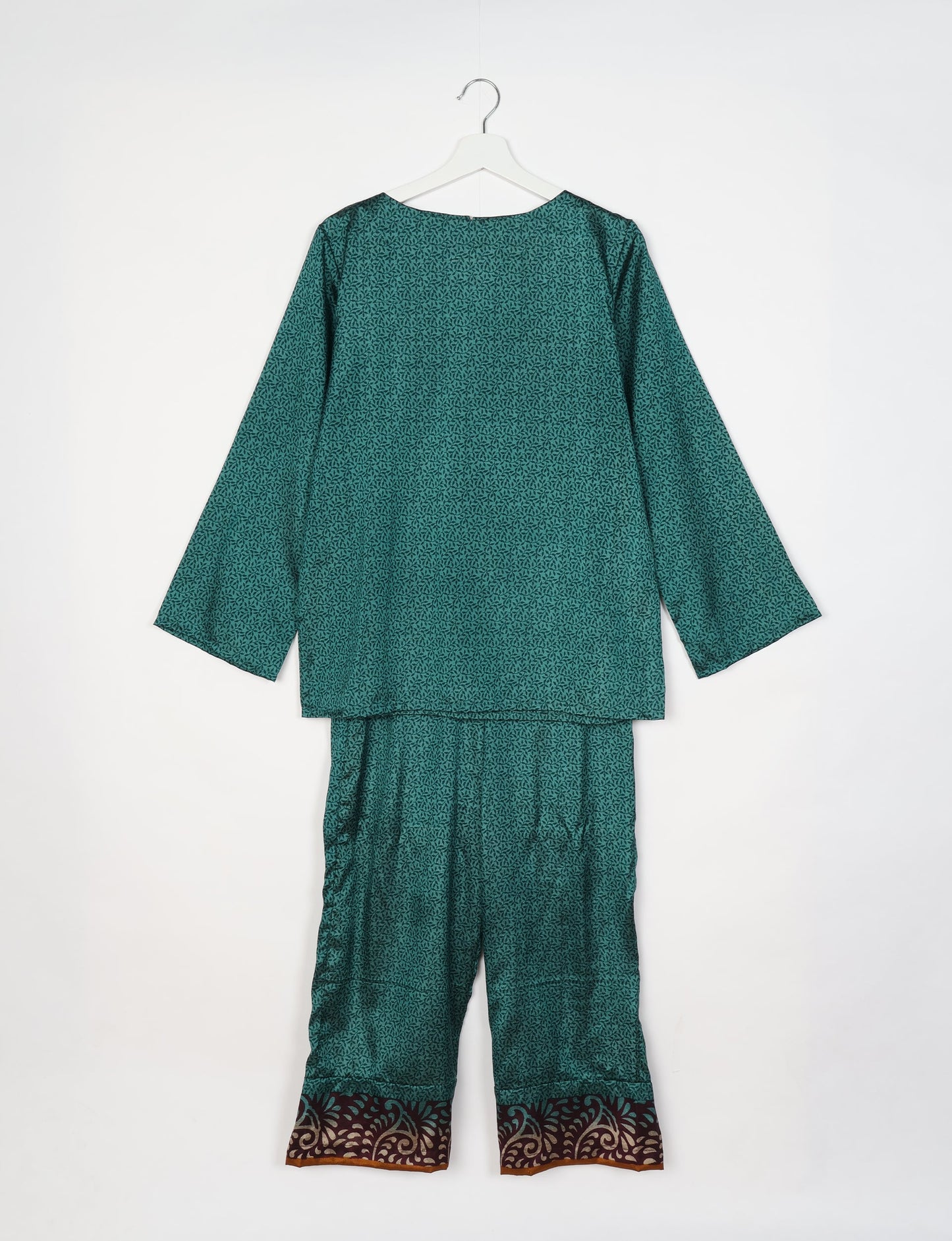 Comfortable and stylish lounge set crafted with care, representing eco clothing, carbon neutral clothing, and repurposed clothing. A co-ord set aligned with conscious clothing, upcycled women’s clothing, and the spirit of the fashion revolution.