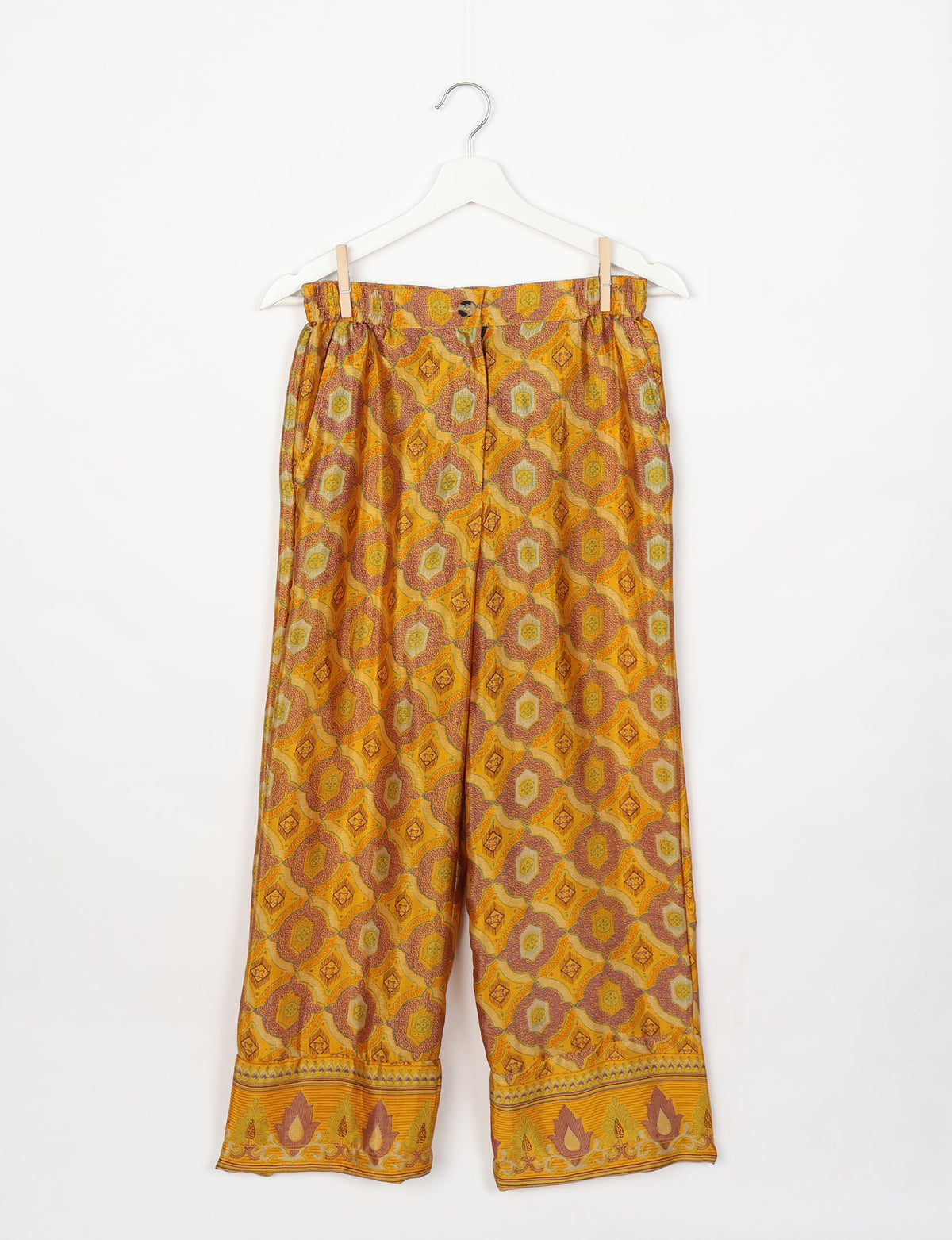 Comfortable and stylish lounge set crafted with care, representing eco clothing, carbon neutral clothing, and repurposed clothing. A co-ord set aligned with conscious clothing, upcycled women’s clothing, and the spirit of the fashion revolution.