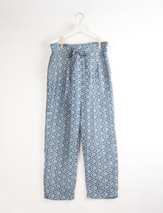 Paperbag high waisted pull-on pants for women made from upcycled garments and recycled fabric, featuring eco clothing design with an elasticated waistband and side pockets. A beautiful example of sustainable women’s clothing and environmentally friendly clothing inspired by upcycling fashion and green fashion movements.