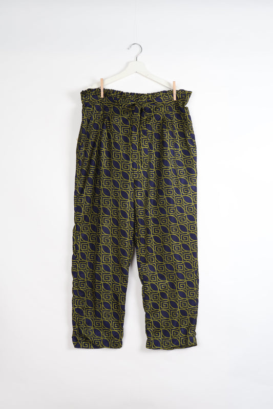 Paperbag high waisted pull-on pants for women made from upcycled garments and recycled fabric, featuring eco clothing design with an elasticated waistband and side pockets. A beautiful example of sustainable women’s clothing and environmentally friendly clothing inspired by upcycling fashion and green fashion movements.