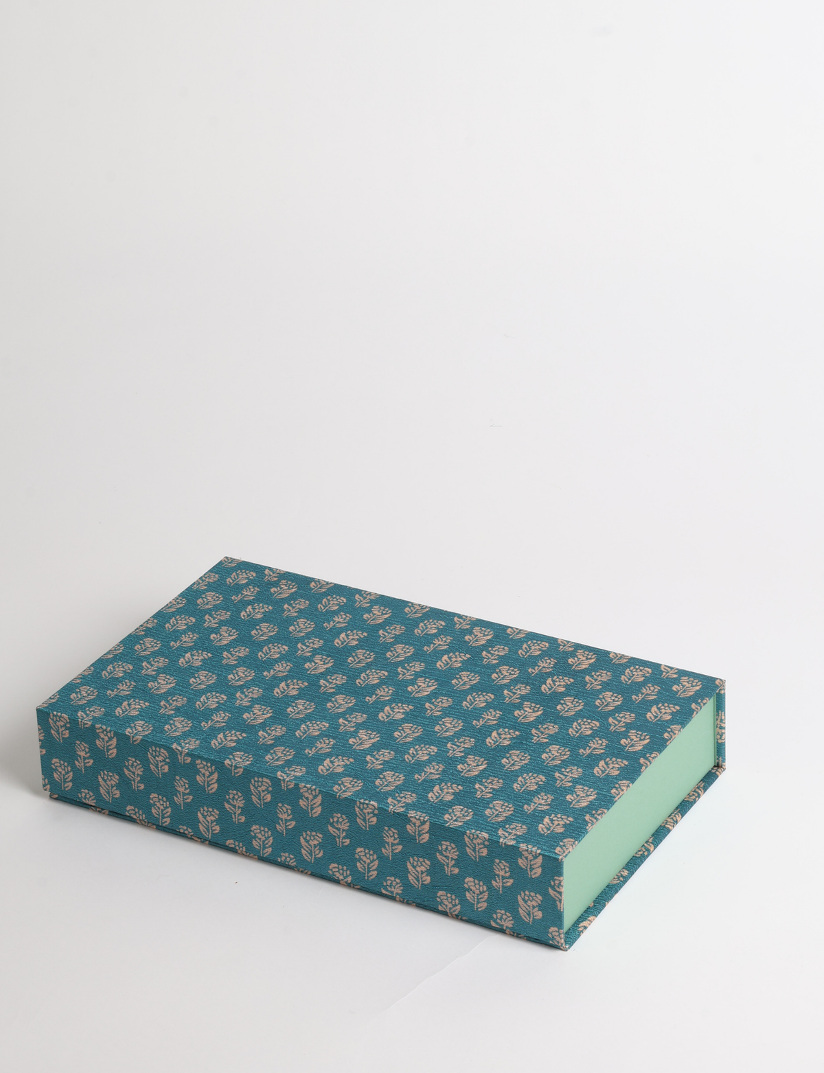 DO GOOD gift box set with hardcover notebook, incense cones, celebration cards with envelopes, and a keepsake box featuring sari detailing.